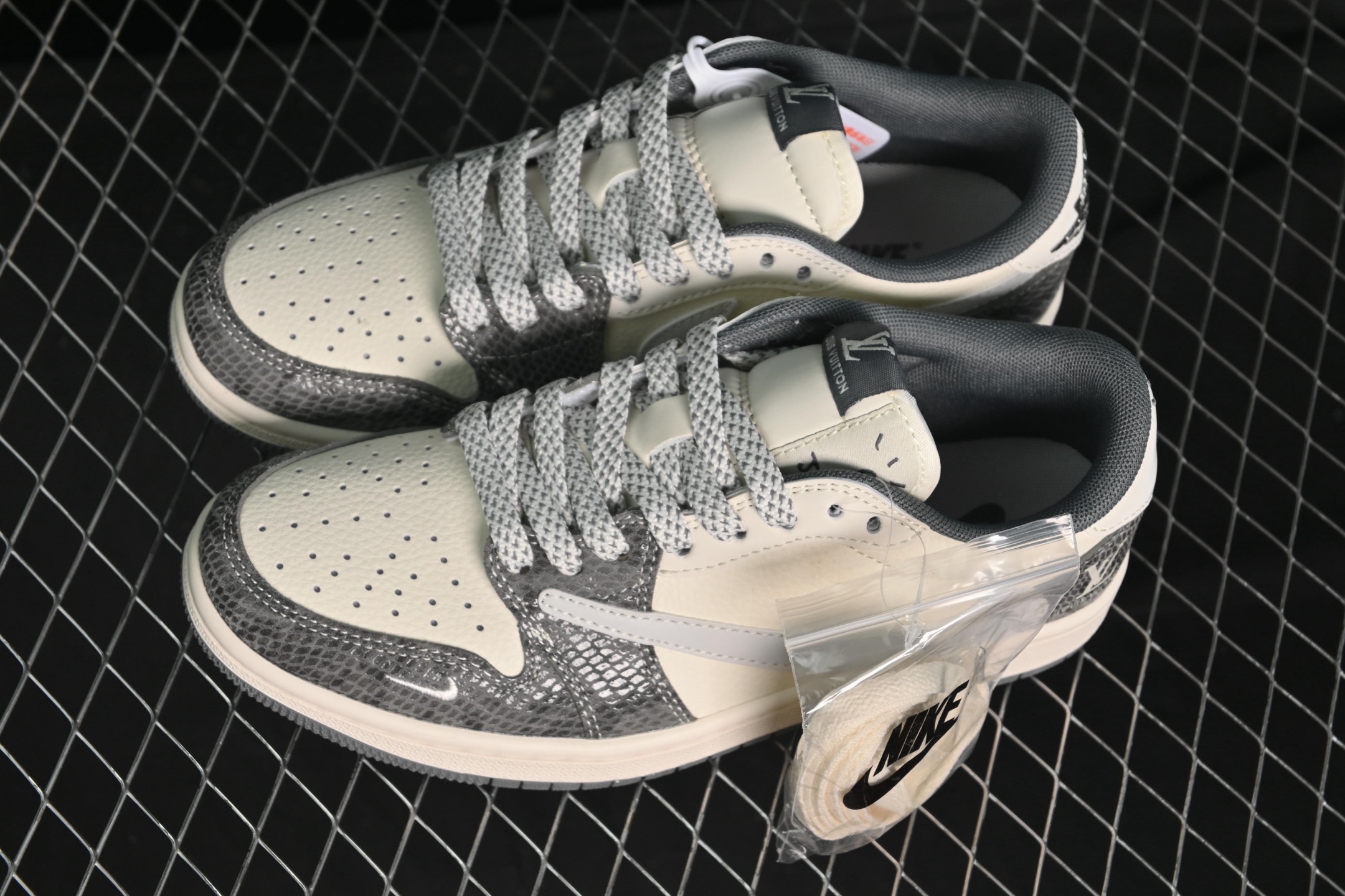 💰280公司级💰380纯原
Travis Scott x Fragment Design x Air Jordan 1 Low OG SP AJ1 乔1 LV联名 蛇纹灰 低帮文化休闲板鞋 XS7089-619
#多方联名合作融合了Travis Scott 独特的音乐风格,藤原浩个性的设计风格以及Jordan品牌的经典元素 使其成为一双具有独特身份和价值的鞋子 清新而立体的外观加上联名标识更突出了其独特身份 这种配色方案显示出活力和时尚感 在视觉上引人注目 鞋身的质感和细腻的细节处理使其显得高端而格调十足 这款“倒钩”联名是设计与创意完美结合 融合多方的个性风格是一款备受瞩目的潮流鞋款
尺码:36 36.5 37.5 38 38.5 39 40 40.5 41 42 42.5 43 44 44.5 45 9.E5