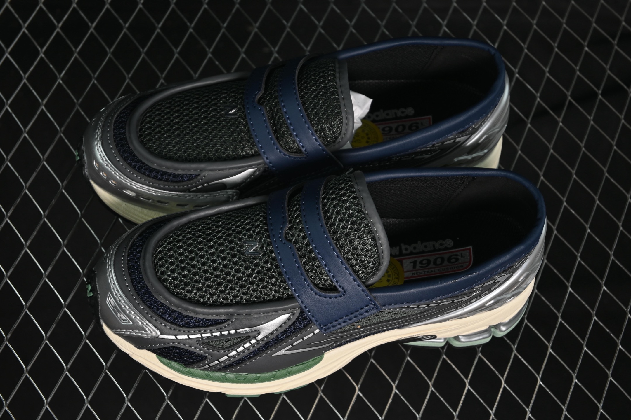💰240纯原
New Balance 1906系列 乐福休闲鞋 U1906LOA
#采用轻质牛剖革拼接透气网眼衬垫织物鞋面材质 T-Beam大底提供足步弓支撑,保持步态稳定 后跟搭载外露缓震胶
尺码:36 37 37.5 38 38.5 39 40 40.5 41 42 42.5 43 44 45 N.D4