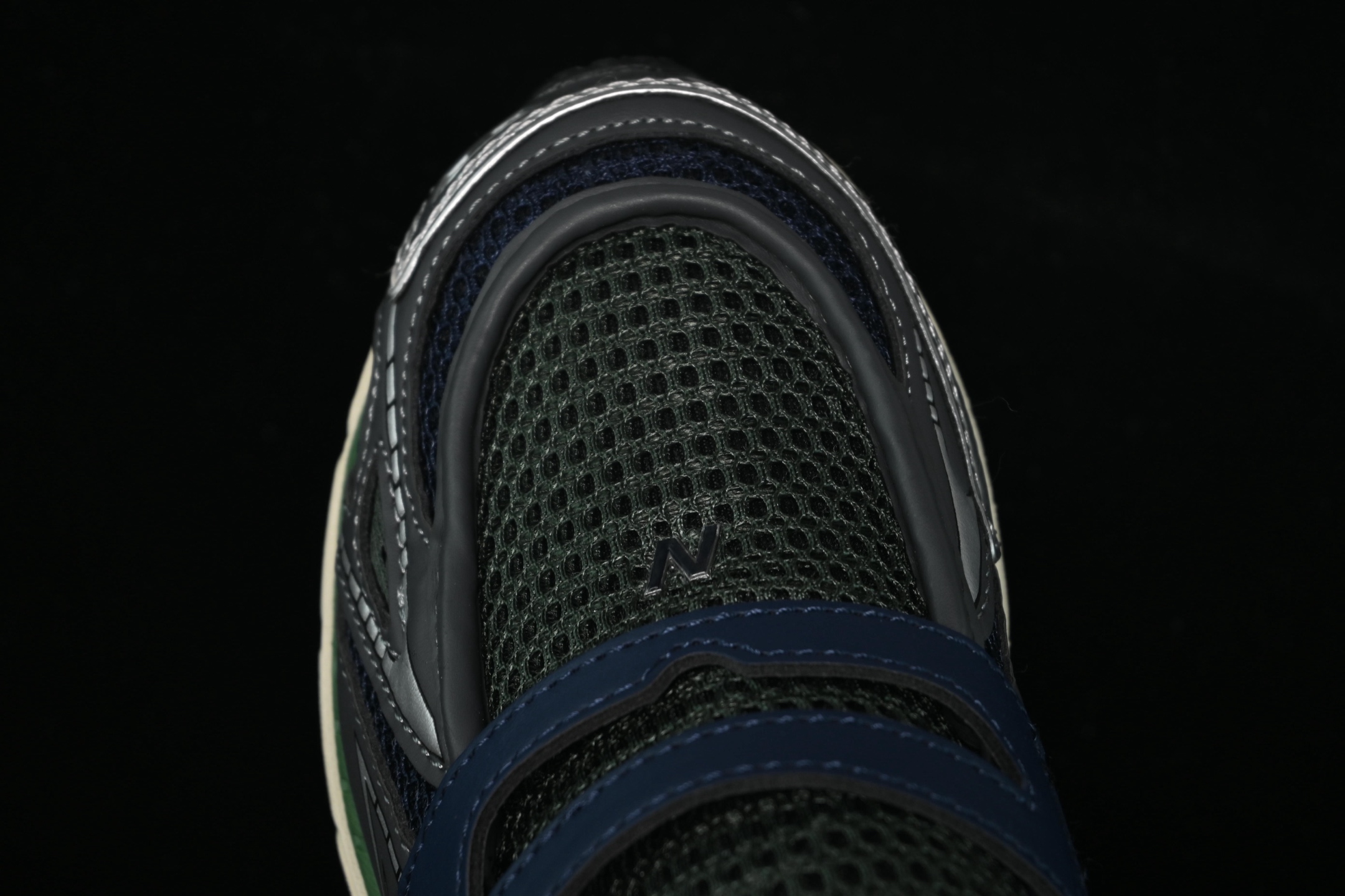 💰240纯原
New Balance 1906系列 乐福休闲鞋 U1906LOA
#采用轻质牛剖革拼接透气网眼衬垫织物鞋面材质 T-Beam大底提供足步弓支撑,保持步态稳定 后跟搭载外露缓震胶
尺码:36 37 37.5 38 38.5 39 40 40.5 41 42 42.5 43 44 45 N.D4