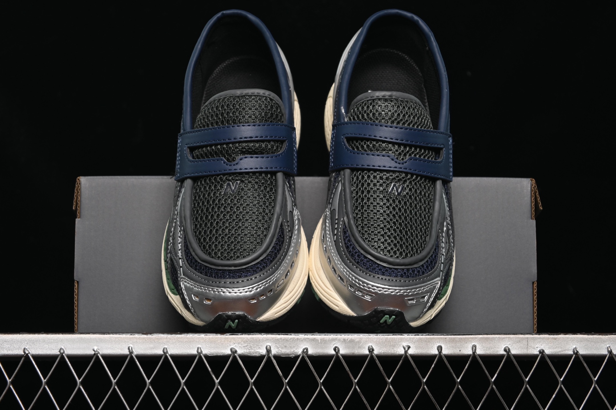 💰240纯原
New Balance 1906系列 乐福休闲鞋 U1906LOA
#采用轻质牛剖革拼接透气网眼衬垫织物鞋面材质 T-Beam大底提供足步弓支撑,保持步态稳定 后跟搭载外露缓震胶
尺码:36 37 37.5 38 38.5 39 40 40.5 41 42 42.5 43 44 45 N.D4