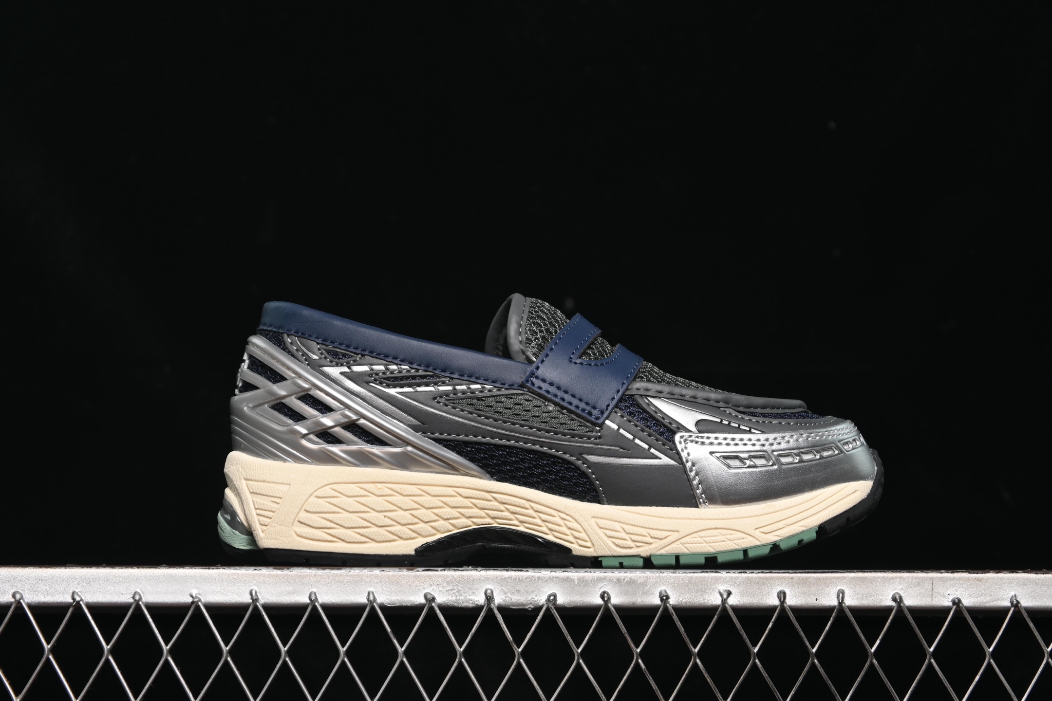 💰240纯原
New Balance 1906系列 乐福休闲鞋 U1906LOA
#采用轻质牛剖革拼接透气网眼衬垫织物鞋面材质 T-Beam大底提供足步弓支撑,保持步态稳定 后跟搭载外露缓震胶
尺码:36 37 37.5 38 38.5 39 40 40.5 41 42 42.5 43 44 45 N.D4