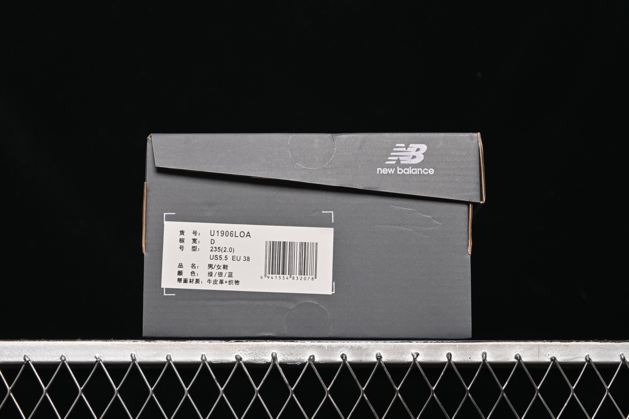💰240纯原
New Balance 1906系列 乐福休闲鞋 U1906LOA
#采用轻质牛剖革拼接透气网眼衬垫织物鞋面材质 T-Beam大底提供足步弓支撑,保持步态稳定 后跟搭载外露缓震胶
尺码:36 37 37.5 38 38.5 39 40 40.5 41 42 42.5 43 44 45 N.D4