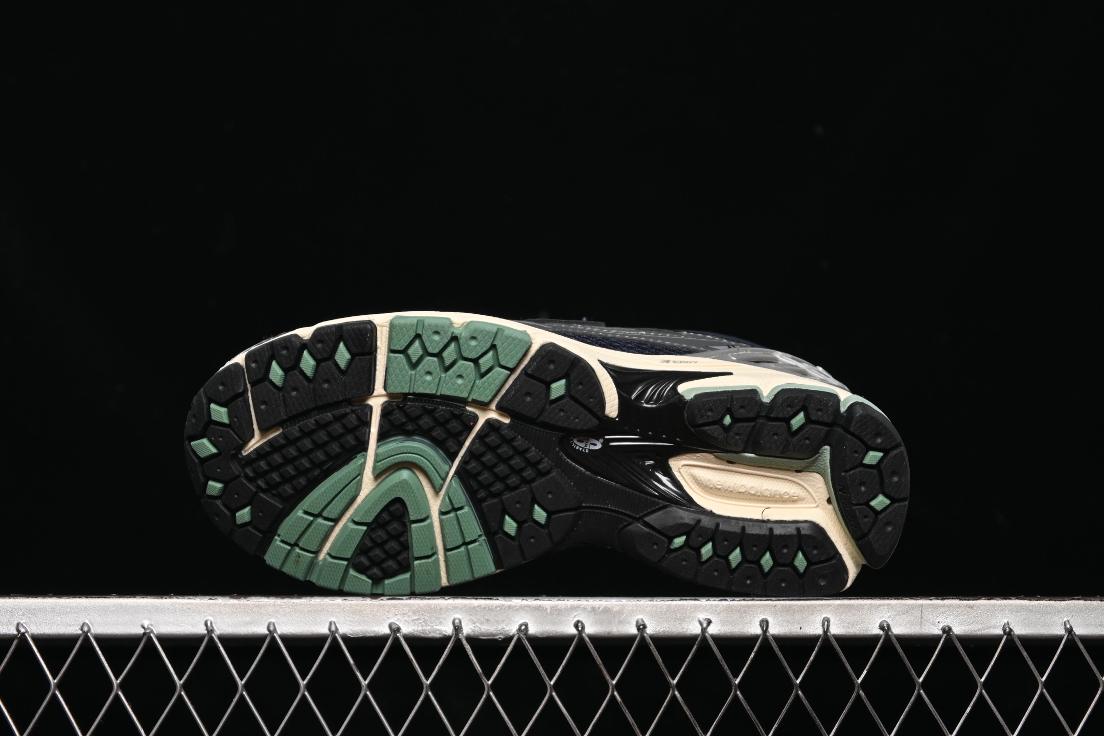 💰240纯原
New Balance 1906系列 乐福休闲鞋 U1906LOA
#采用轻质牛剖革拼接透气网眼衬垫织物鞋面材质 T-Beam大底提供足步弓支撑,保持步态稳定 后跟搭载外露缓震胶
尺码:36 37 37.5 38 38.5 39 40 40.5 41 42 42.5 43 44 45 N.D4