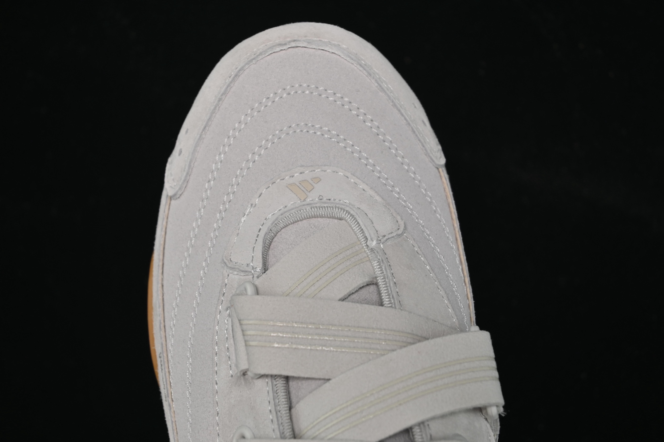 💰220纯原
Adidas Urban Reverie JS0151 阿迪舒适时尚魔术贴防滑耐磨生活休闲鞋
尺码：36 36.5 37 38 38.5 39 40 40.5 41 42 42.5 43 44 44.5 45 7+C3