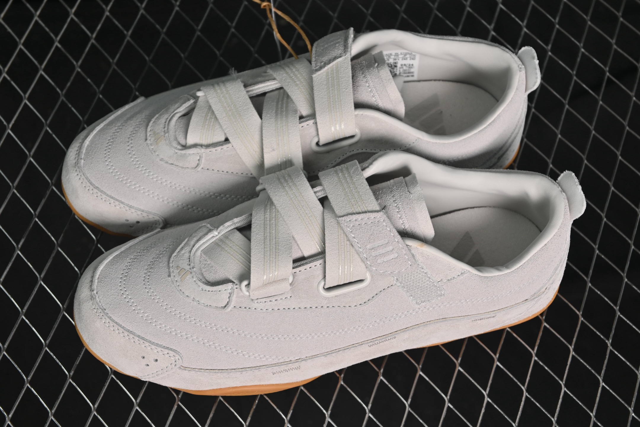 💰220纯原
Adidas Urban Reverie JS0151 阿迪舒适时尚魔术贴防滑耐磨生活休闲鞋
尺码：36 36.5 37 38 38.5 39 40 40.5 41 42 42.5 43 44 44.5 45 7+C3