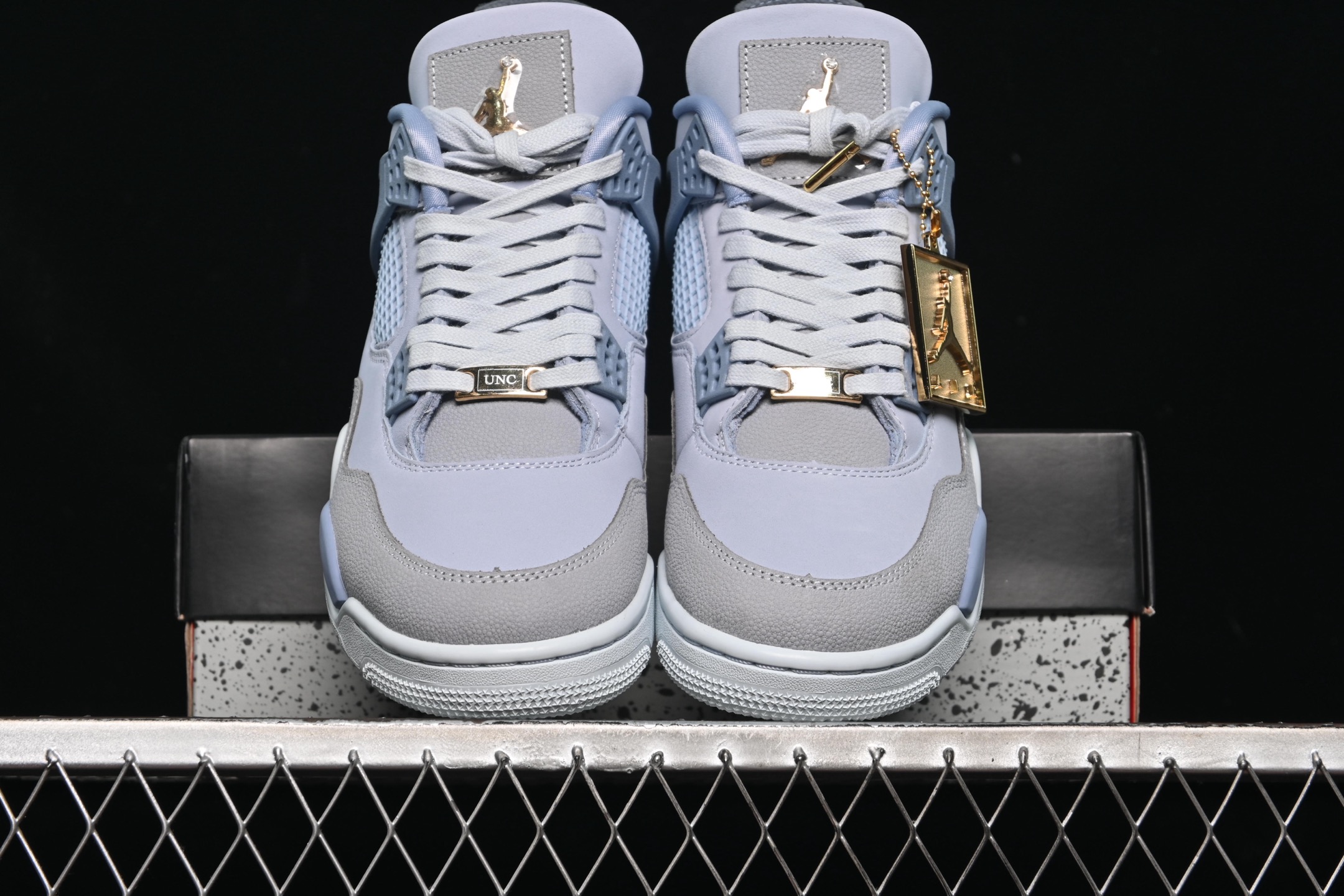 💰620外贸版 Air Jordan 4 Retro "NCAA" AJ4 乔4 UN联名蓝 HV9204-407
#大厂出品 原楦原纸板 细节如图所 客供原厂材料开发 极致一眼正品既视感 细节如图所示
尺码:40 40.5 41 42 42.5 43 44 44.5 45 45.5 46 47.5 48.5 P.F6