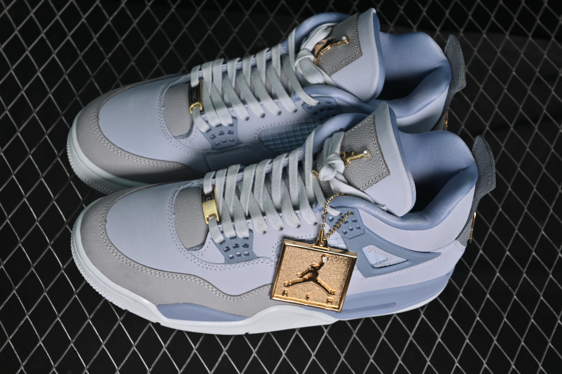 💰620外贸版 Air Jordan 4 Retro "NCAA" AJ4 乔4 UN联名蓝 HV9204-407
#大厂出品 原楦原纸板 细节如图所 客供原厂材料开发 极致一眼正品既视感 细节如图所示
尺码:40 40.5 41 42 42.5 43 44 44.5 45 45.5 46 47.5 48.5 P.F6
