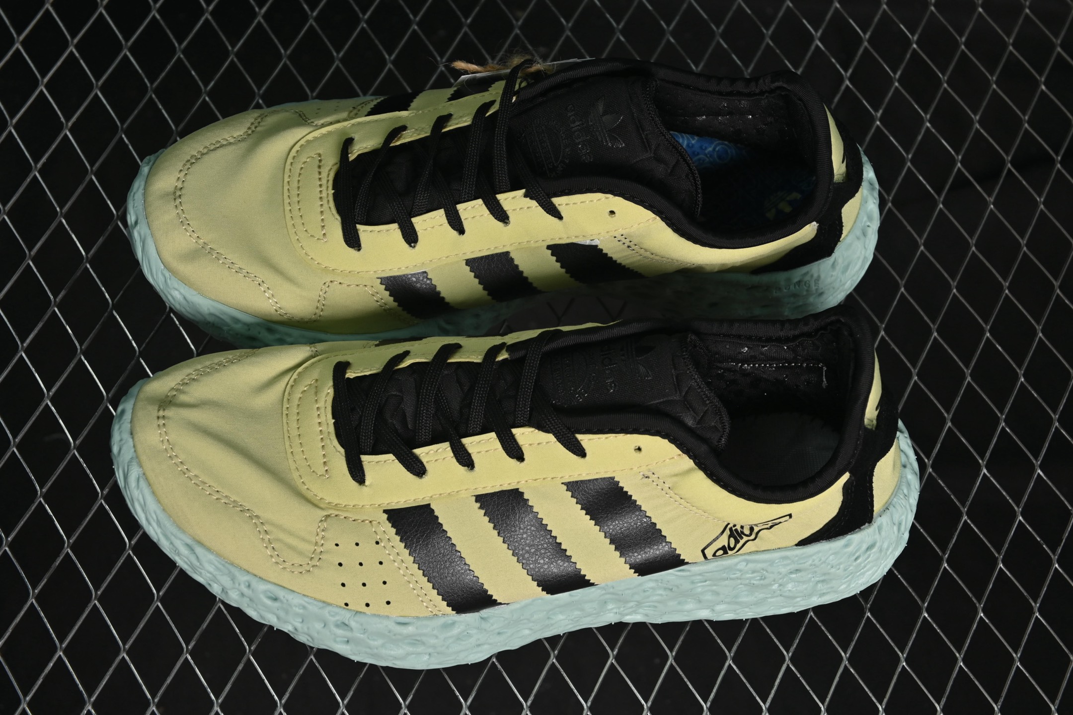 💰190纯原
 Adidas Originals Zponge JH8110 阿迪舒适缓震休闲低帮跑步鞋
尺码：40 40.5 41 42 42.5 43 44 44.5 45 G.C3