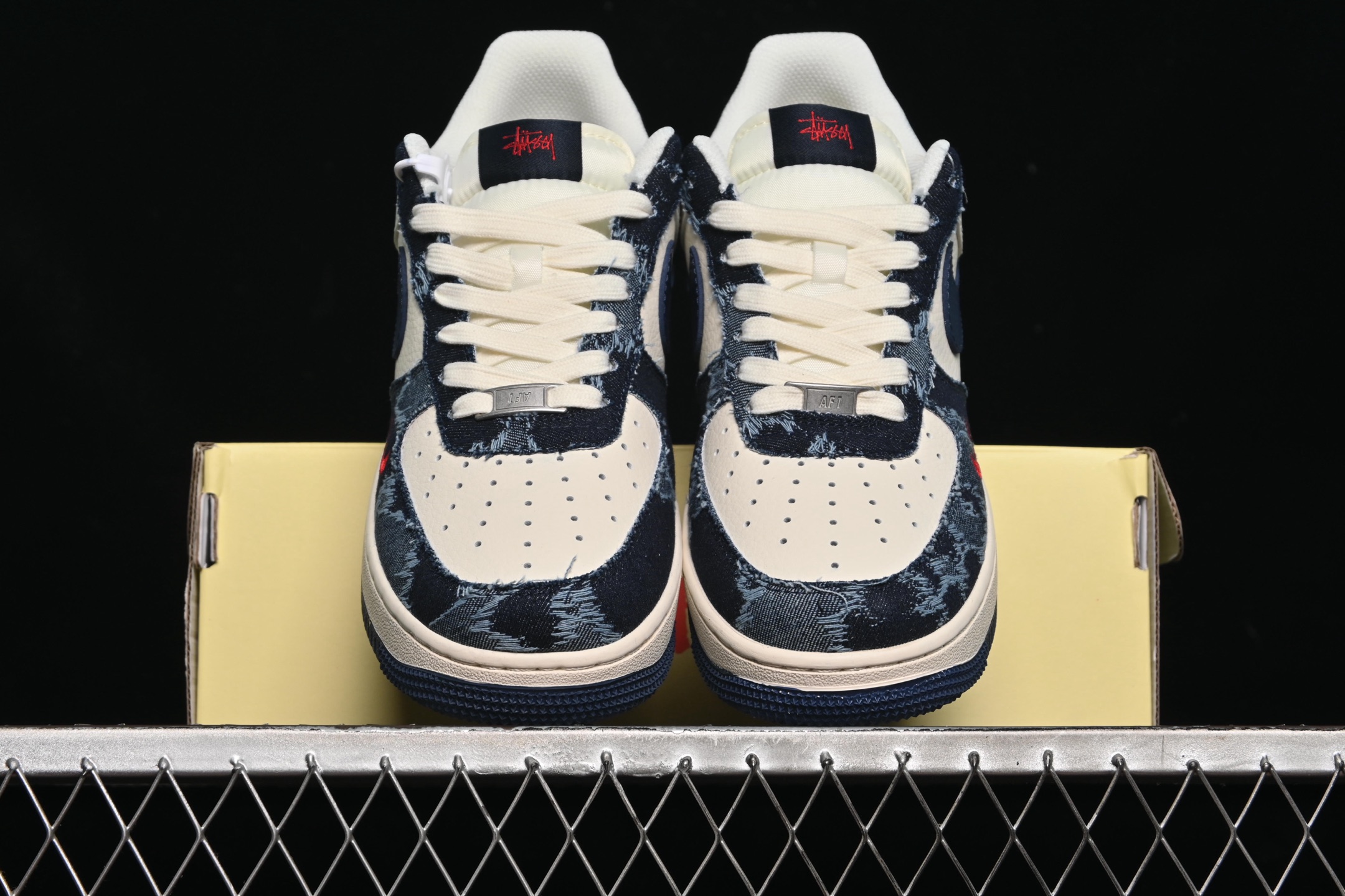 💰300纯原
 Nike Air Force 1'07 Low 斯图西联名 做旧牛仔 空军一号低帮休闲板鞋 XS1958-579
#原楦头原纸板 原装鞋盒 定制五金配件 内置全掌气垫 原厂鞋底 
尺码：36 36.5 37.5 38 38.5 39 40 40.5 41 42 42.5 43 44 44.5 45 9.D4