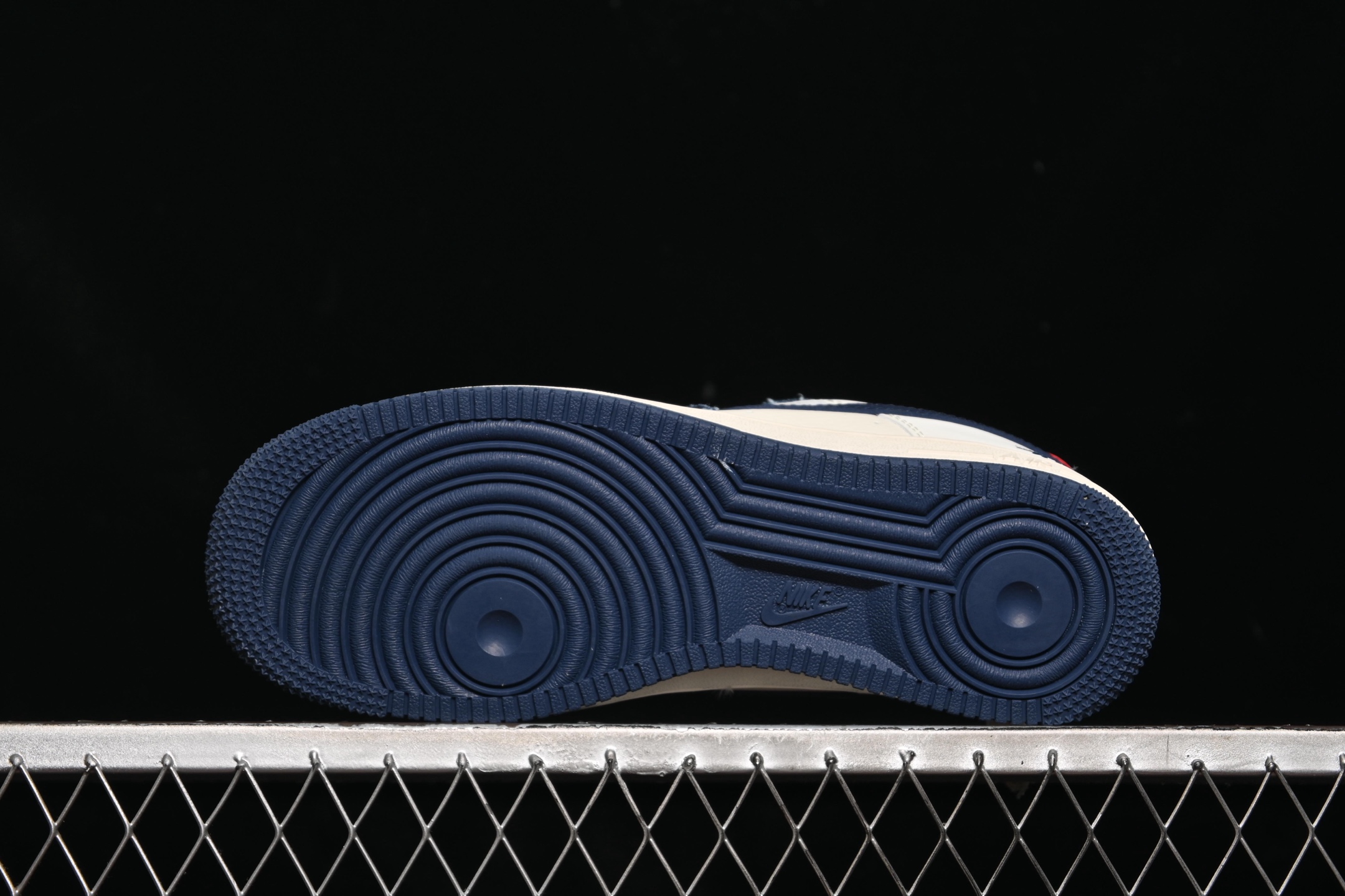 💰300纯原
 Nike Air Force 1'07 Low 斯图西联名 做旧牛仔 空军一号低帮休闲板鞋 XS1958-579
#原楦头原纸板 原装鞋盒 定制五金配件 内置全掌气垫 原厂鞋底 
尺码：36 36.5 37.5 38 38.5 39 40 40.5 41 42 42.5 43 44 44.5 45 9.D4