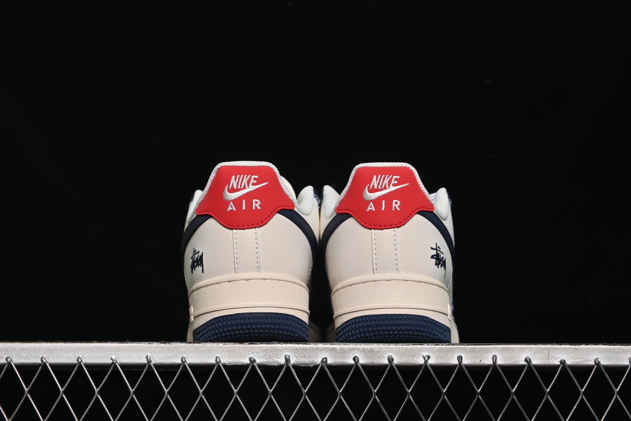 💰300纯原
 Nike Air Force 1'07 Low 斯图西联名 做旧牛仔 空军一号低帮休闲板鞋 XS1958-579
#原楦头原纸板 原装鞋盒 定制五金配件 内置全掌气垫 原厂鞋底 
尺码：36 36.5 37.5 38 38.5 39 40 40.5 41 42 42.5 43 44 44.5 45 9.D4