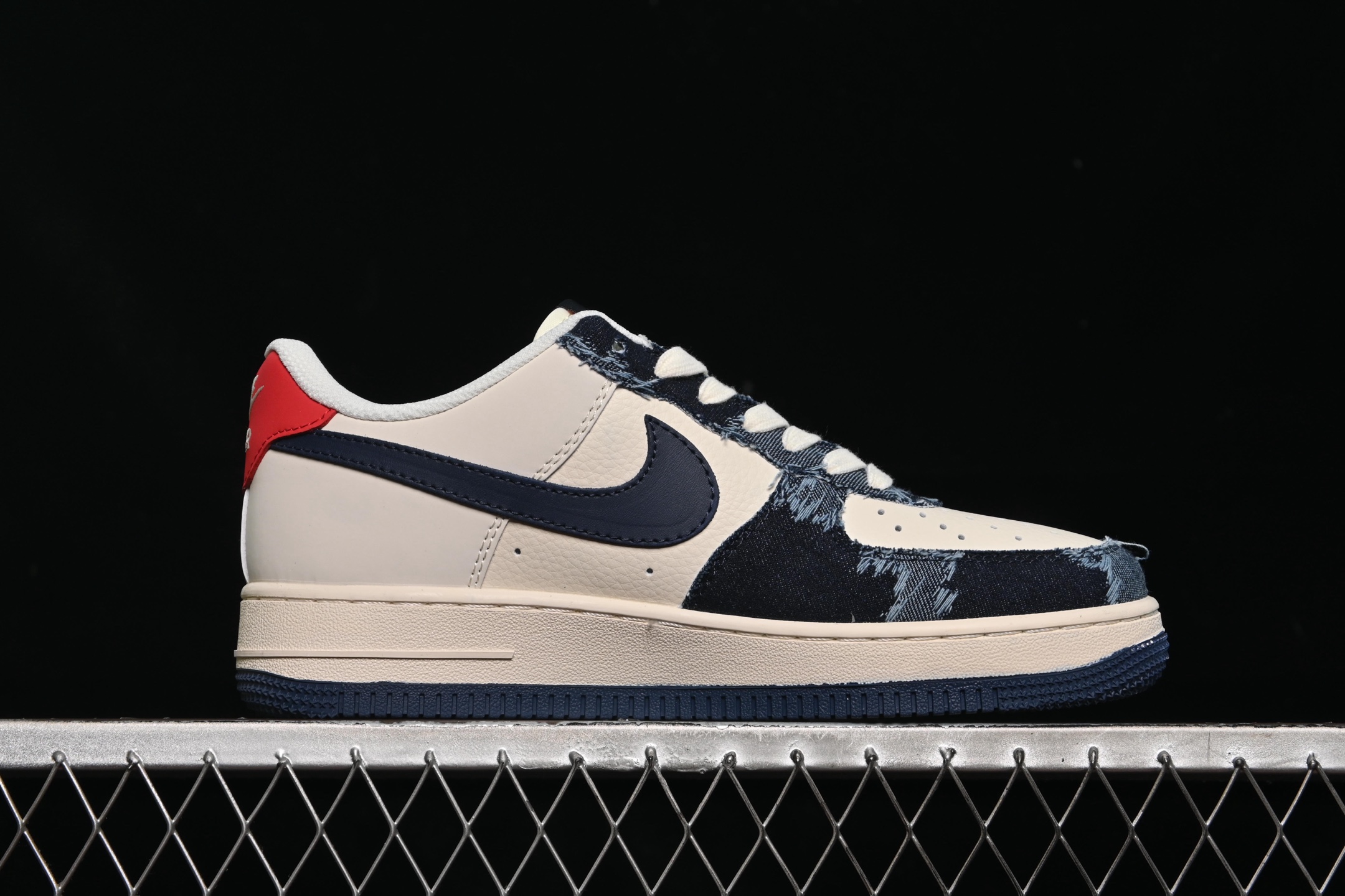 💰300纯原
 Nike Air Force 1'07 Low 斯图西联名 做旧牛仔 空军一号低帮休闲板鞋 XS1958-579
#原楦头原纸板 原装鞋盒 定制五金配件 内置全掌气垫 原厂鞋底 
尺码：36 36.5 37.5 38 38.5 39 40 40.5 41 42 42.5 43 44 44.5 45 9.D4