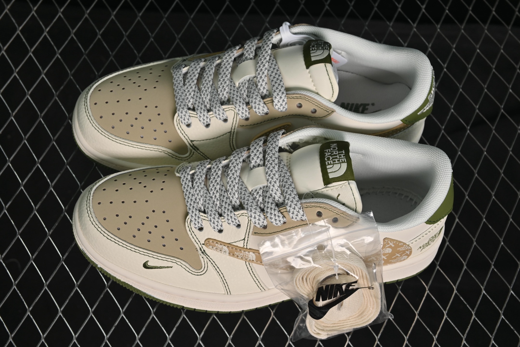 💰280公司级💰380纯原
Travis Scott x Fragment Design x Air Jordan 1 Low OG SP AJ1 乔1 北面联名 印字米白卡其绿 低帮文化休闲板鞋 QW5088-204
#多方联名合作融合了Travis Scott 独特的音乐风格,藤原浩个性的设计风格以及Jordan品牌的经典元素 使其成为一双具有独特身份和价值的鞋子 清新而立体的外观加上联名标识更突出了其独特身份 这种配色方案显示出活力和时尚感 在视觉上引人注目 鞋身的质感和细腻的细节处理使其显得高端而格调十足 这款“倒钩”联名是设计与创意完美结合 融合多方的个性风格是一款备受瞩目的潮流鞋款
尺码:36 36.5 37.5 38 38.5 39 40 40.5 41 42 42.5 43 44 44.5 45 9.E5