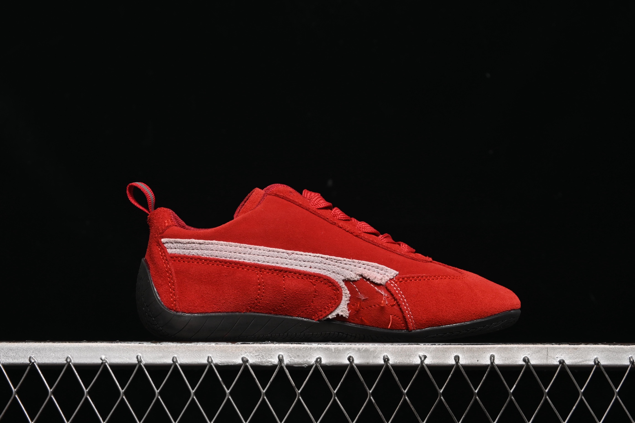 💰240纯原
The Open Product x Puma Speedcat 巴黎世家联名 极速赛车系列彪马低帮生活休闲鞋 406519-03
#注意!!! 注意!!!  此款商标处 线头原版预留 修剪不能退换
尺码：36 37 37.5 38 38.5 39 40 40.5 41 42 42.5 43 44 44.5 45 3.D4