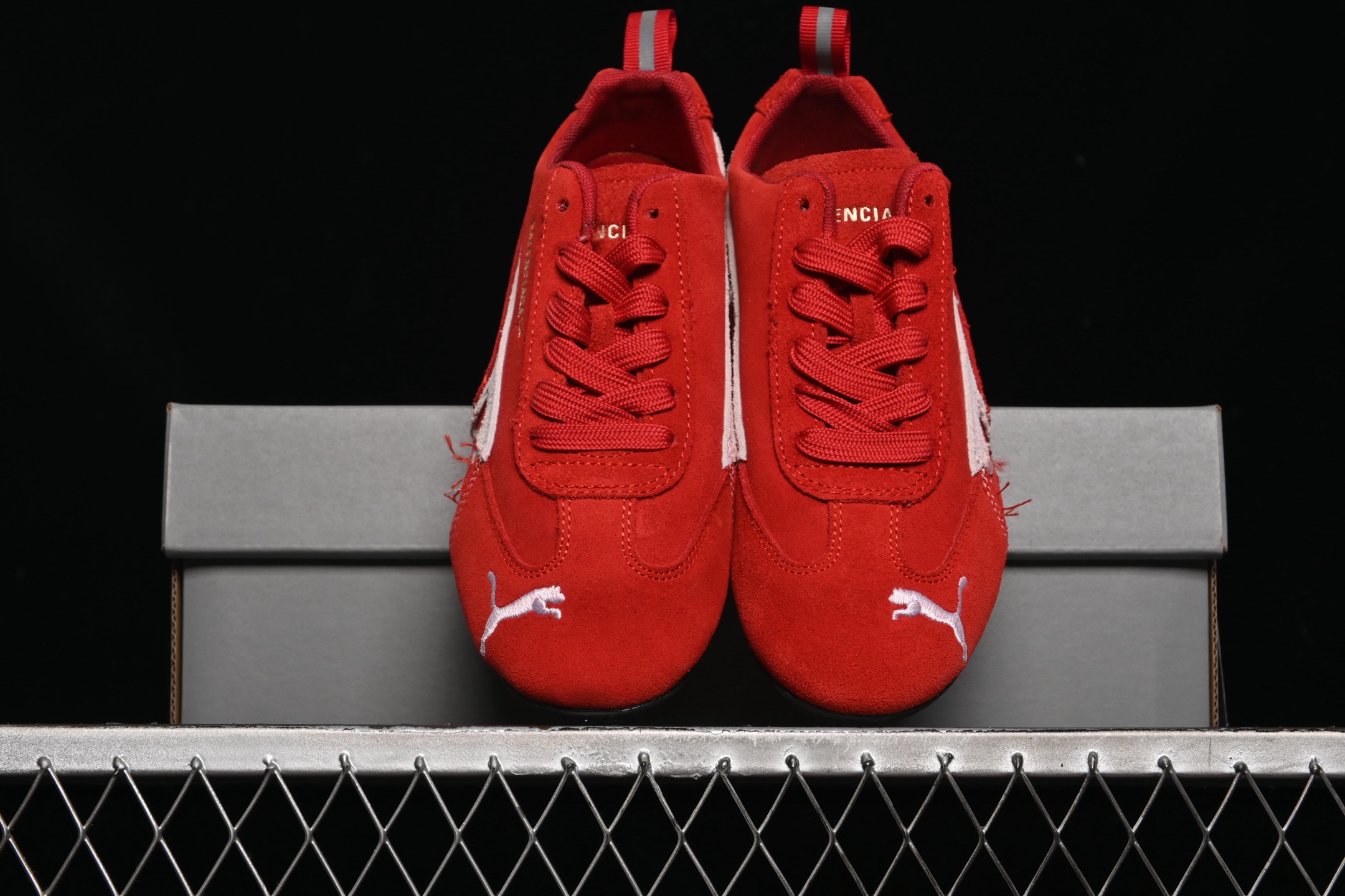 💰240纯原
The Open Product x Puma Speedcat 巴黎世家联名 极速赛车系列彪马低帮生活休闲鞋 406519-03
#注意!!! 注意!!!  此款商标处 线头原版预留 修剪不能退换
尺码：36 37 37.5 38 38.5 39 40 40.5 41 42 42.5 43 44 44.5 45 3.D4