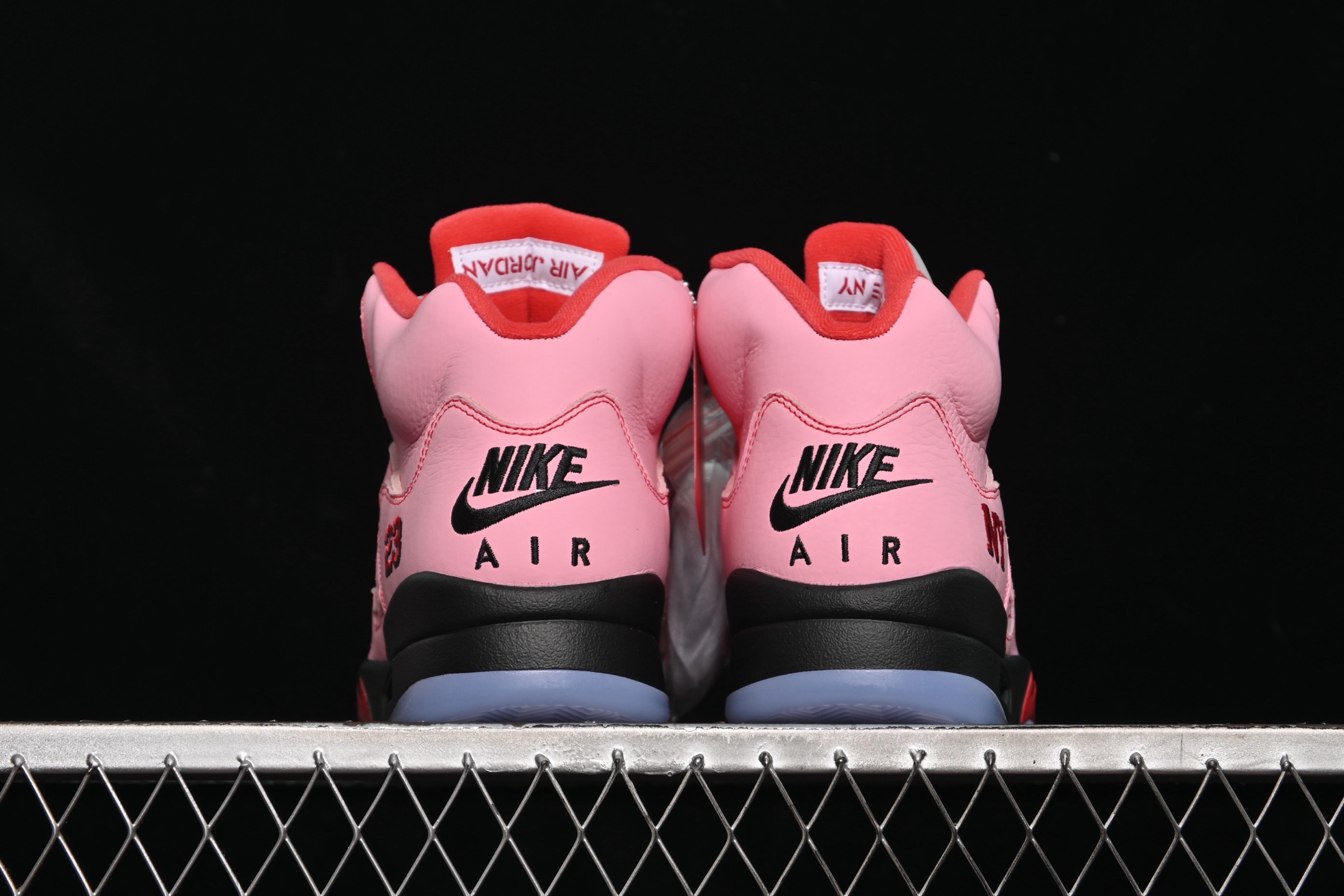 💰520顶级
Awake NY x Air Jordan 5 "Arctic Pink" AJ5 乔5联名款粉色 DV4982-600
#鞋身以鞋身通体采用黑/灰色为主色调呈现,搭配3M反光鞋舌。黑色皮革+白色车线,足够有辨识度同时上脚好打理。
尺码:40 40.5 41 42 42.5 43 44 44.5 45 46 47.5 48.5 B.G7