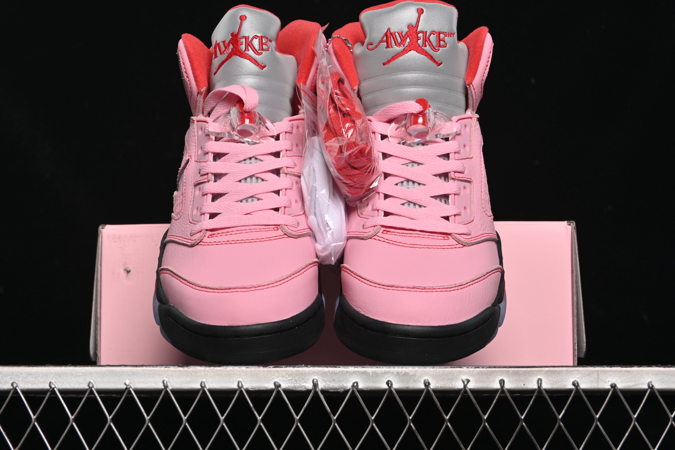💰520顶级
Awake NY x Air Jordan 5 "Arctic Pink" AJ5 乔5联名款粉色 DV4982-600
#鞋身以鞋身通体采用黑/灰色为主色调呈现,搭配3M反光鞋舌。黑色皮革+白色车线,足够有辨识度同时上脚好打理。
尺码:40 40.5 41 42 42.5 43 44 44.5 45 46 47.5 48.5 B.G7