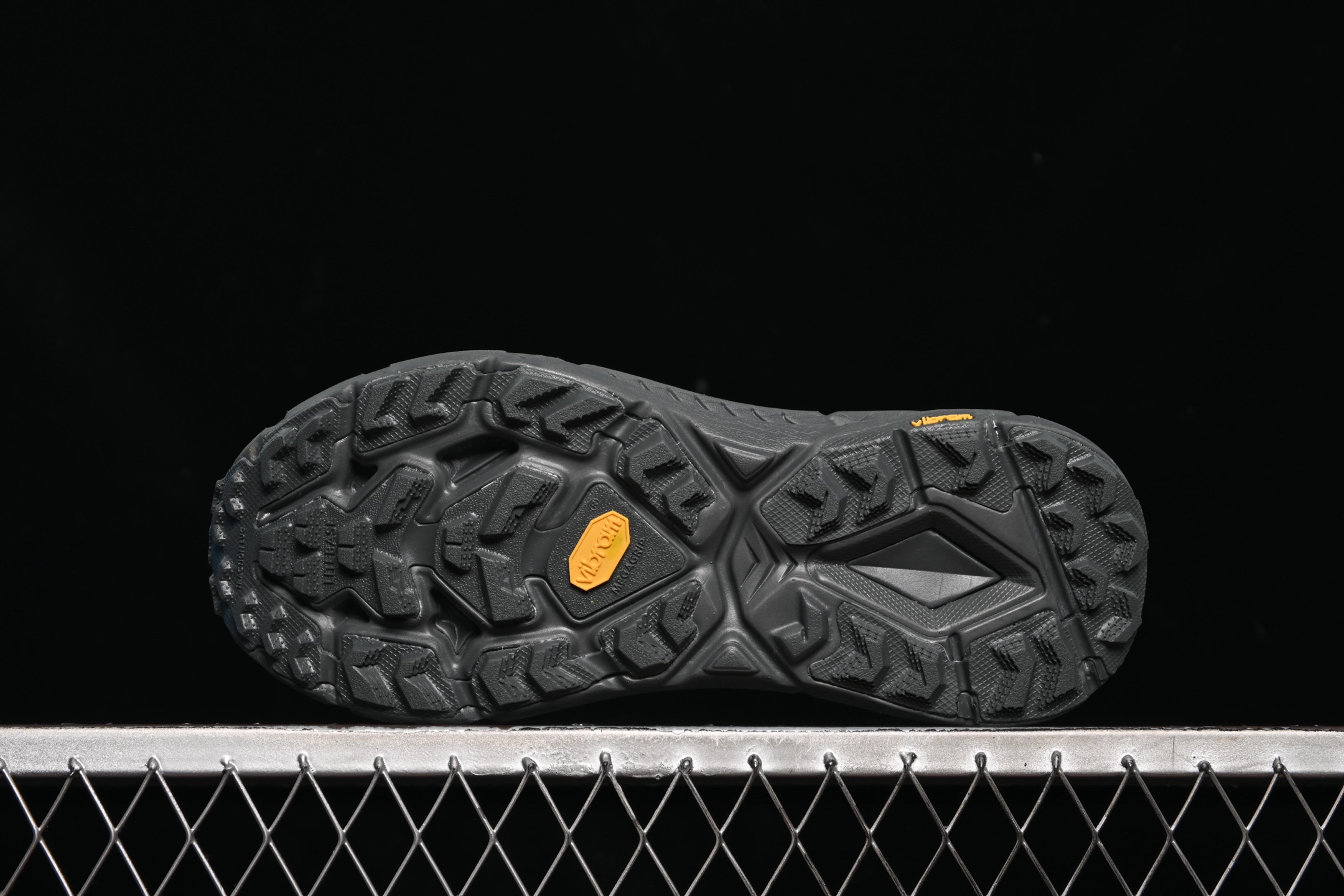 💰240纯原
 Hoka Mafate Speed 4 Lite 马法特四代超轻厚底轻量山地跑步鞋 1168450 SLWS
#轻量化材料Fresh Foam。超轻量中底全部用料过3C认证！ 滚动平衡科技减少33%能量消耗 ！第二代Mafate更是延续精髓设计，并调整了整体的鞋型，修身的鞋型，更加灵巧的感觉一下子来了。外底韧弹感十足的EVA泡绵，结合Vibram橡胶大底，性能稳定输出，无论是平时穿着还是在潮湿的梅雨季节跑步，都是非常优秀的搭配。
尺码：36 36.5 37 38 38.5 39 40 40.5 41 42 42.5 43 44 45 X.D4