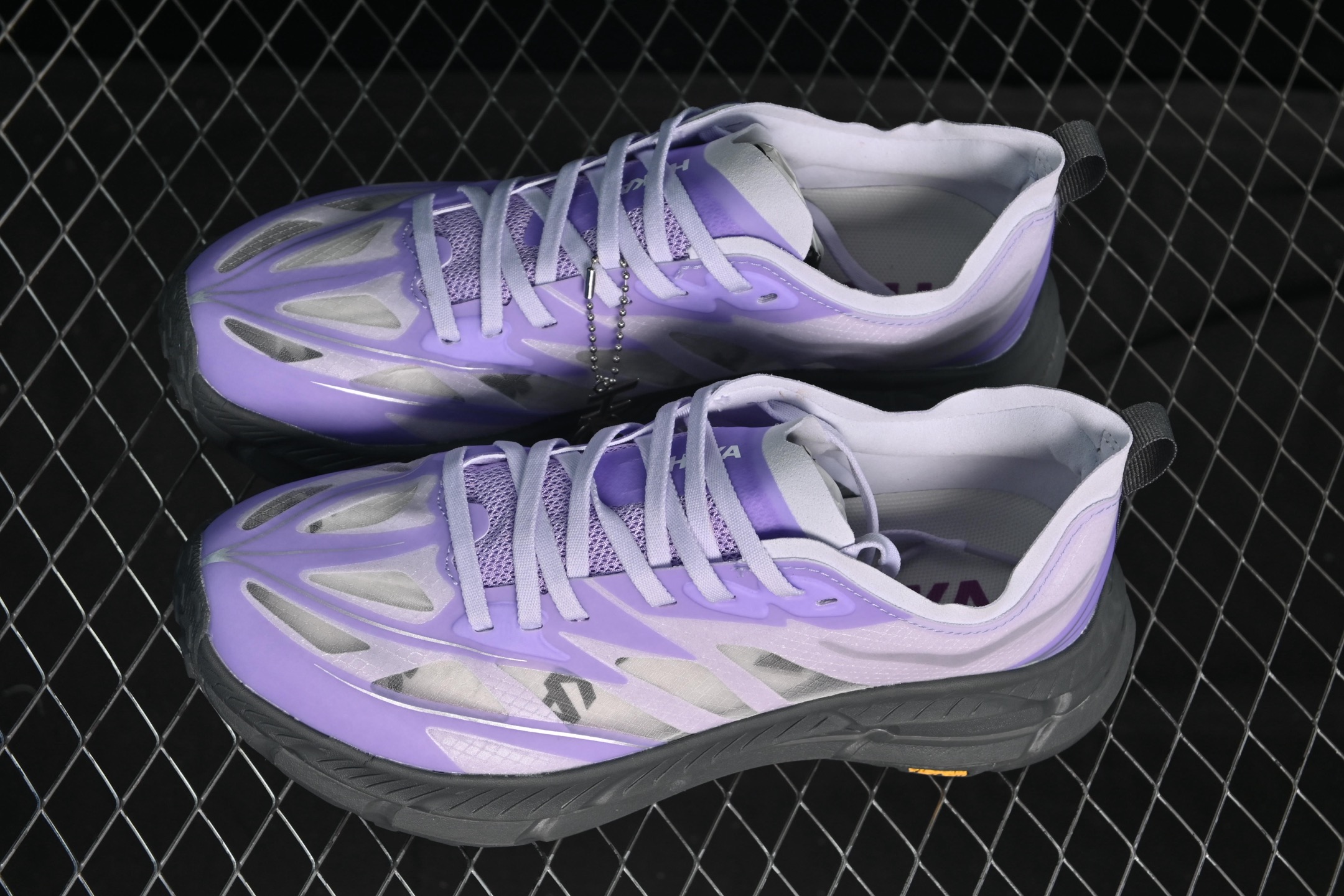 💰240纯原
 Hoka Mafate Speed 4 Lite 马法特四代超轻厚底轻量山地跑步鞋 1168450 SLWS
#轻量化材料Fresh Foam。超轻量中底全部用料过3C认证！ 滚动平衡科技减少33%能量消耗 ！第二代Mafate更是延续精髓设计，并调整了整体的鞋型，修身的鞋型，更加灵巧的感觉一下子来了。外底韧弹感十足的EVA泡绵，结合Vibram橡胶大底，性能稳定输出，无论是平时穿着还是在潮湿的梅雨季节跑步，都是非常优秀的搭配。
尺码：36 36.5 37 38 38.5 39 40 40.5 41 42 42.5 43 44 45 X.D4