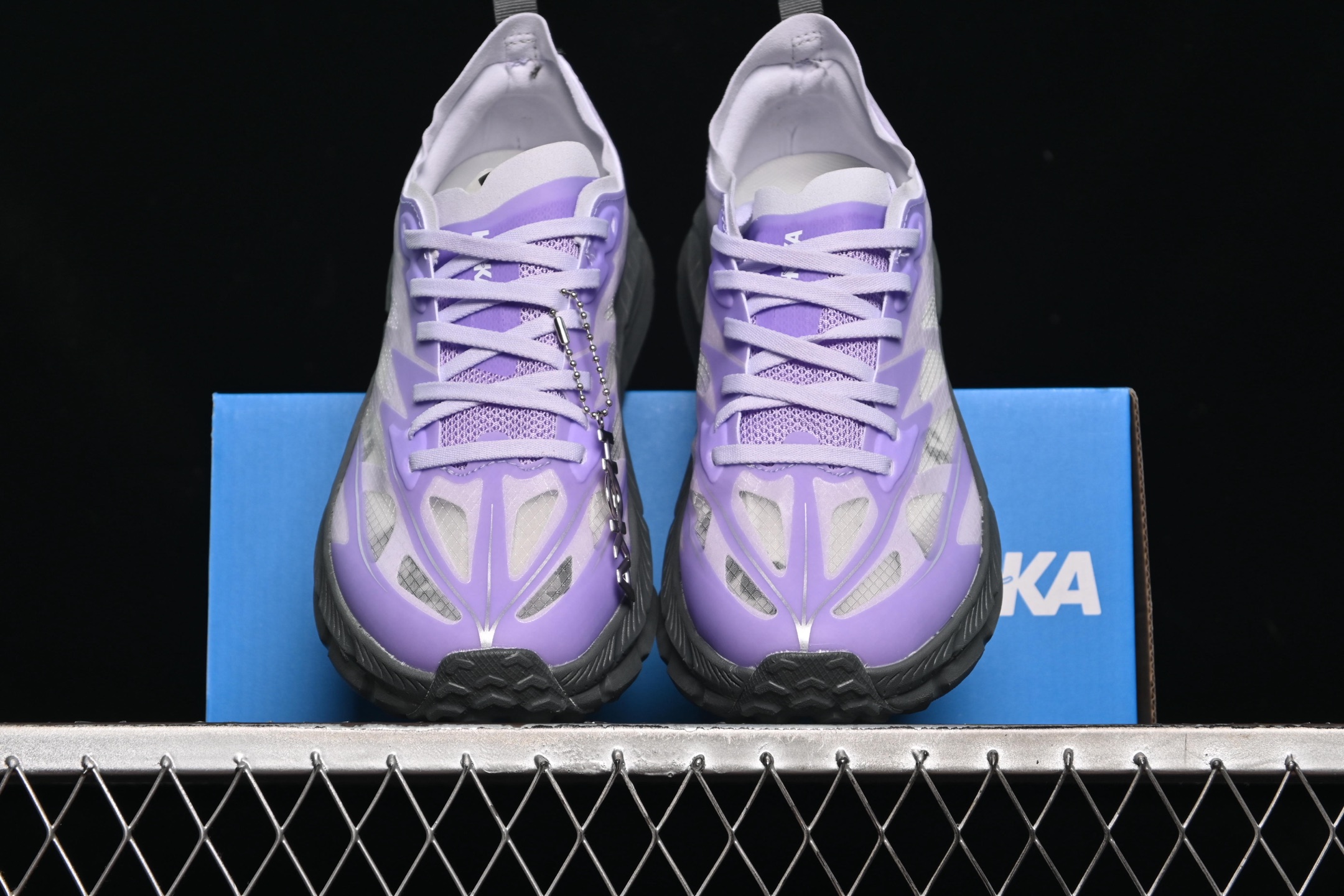 💰240纯原
 Hoka Mafate Speed 4 Lite 马法特四代超轻厚底轻量山地跑步鞋 1168450 SLWS
#轻量化材料Fresh Foam。超轻量中底全部用料过3C认证！ 滚动平衡科技减少33%能量消耗 ！第二代Mafate更是延续精髓设计，并调整了整体的鞋型，修身的鞋型，更加灵巧的感觉一下子来了。外底韧弹感十足的EVA泡绵，结合Vibram橡胶大底，性能稳定输出，无论是平时穿着还是在潮湿的梅雨季节跑步，都是非常优秀的搭配。
尺码：36 36.5 37 38 38.5 39 40 40.5 41 42 42.5 43 44 45 X.D4