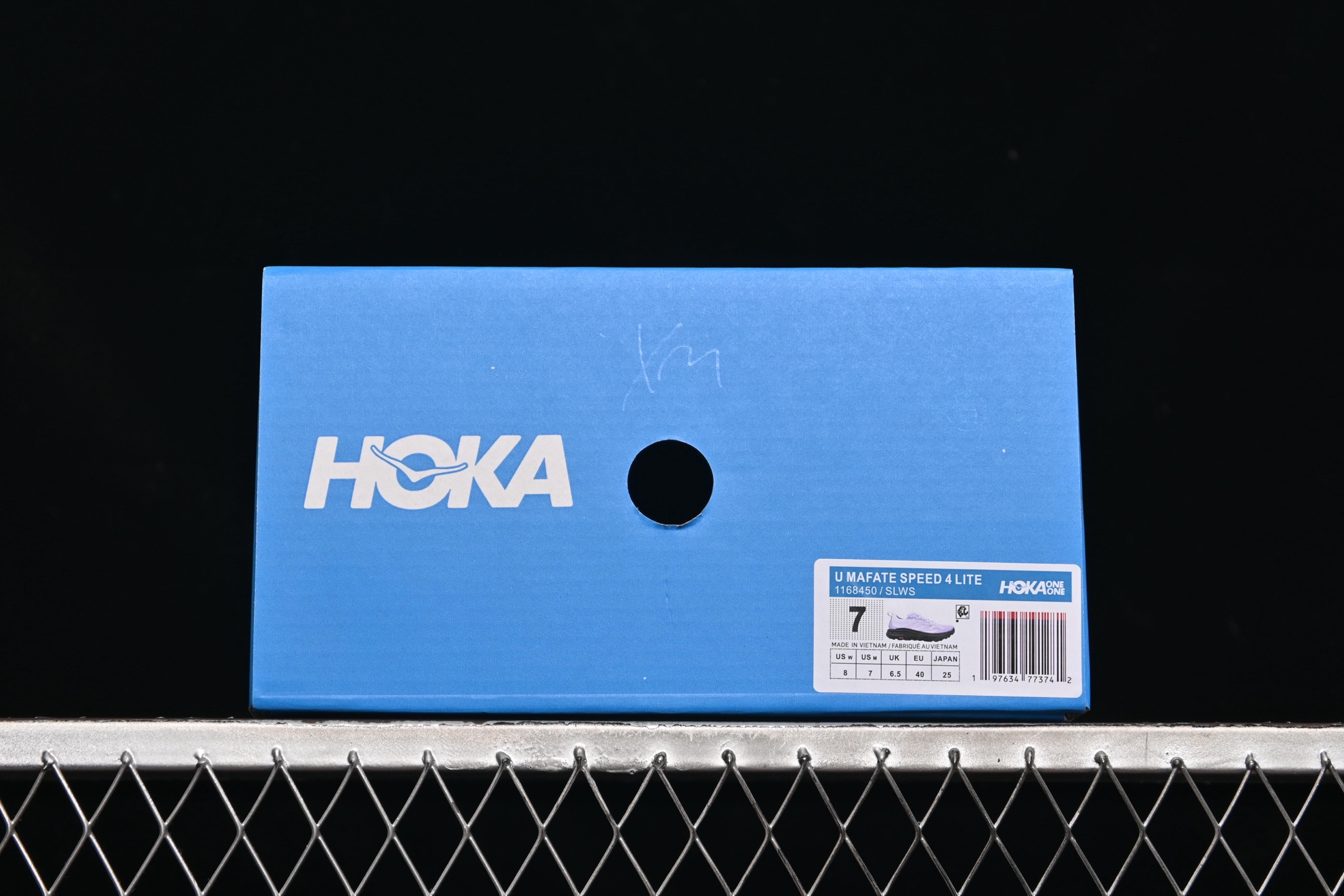 💰240纯原
 Hoka Mafate Speed 4 Lite 马法特四代超轻厚底轻量山地跑步鞋 1168450 SLWS
#轻量化材料Fresh Foam。超轻量中底全部用料过3C认证！ 滚动平衡科技减少33%能量消耗 ！第二代Mafate更是延续精髓设计，并调整了整体的鞋型，修身的鞋型，更加灵巧的感觉一下子来了。外底韧弹感十足的EVA泡绵，结合Vibram橡胶大底，性能稳定输出，无论是平时穿着还是在潮湿的梅雨季节跑步，都是非常优秀的搭配。
尺码：36 36.5 37 38 38.5 39 40 40.5 41 42 42.5 43 44 45 X.D4
