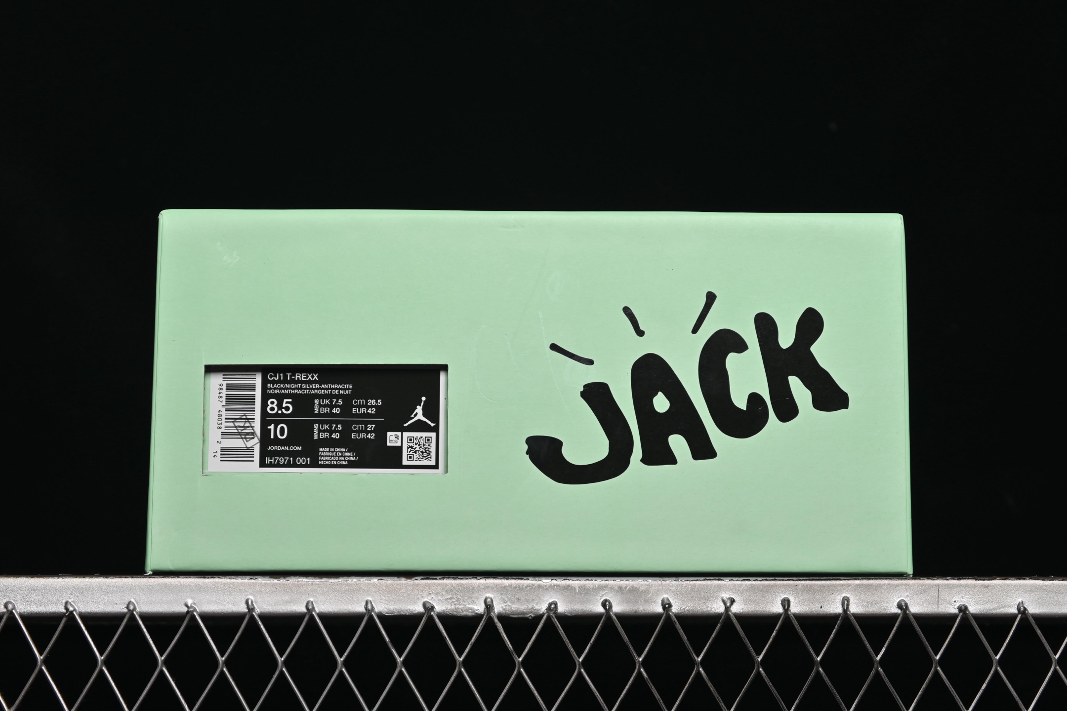 💰420纯原
Chase B x Travis Scott x Jordan Jumpman Jack TR AJ1 乔1联名TS倒勾 IH7971-001
#全新的合作鞋款选择了Jumpman Jack TR鞋型为蓝本,鞋面采用黑色鸵鸟纹皮革搭配大面积黑色网眼和灰白色麂皮呈现。魔术贴位置采用黑色皮革打造,鞋舌的Jumpman Logo采用粉色点缀,最后以夜光大底收尾,规格不低。
尺码:40 40.5 41 42 42.5 43 44 44.5 45 46 47.5 48.5 HCE5