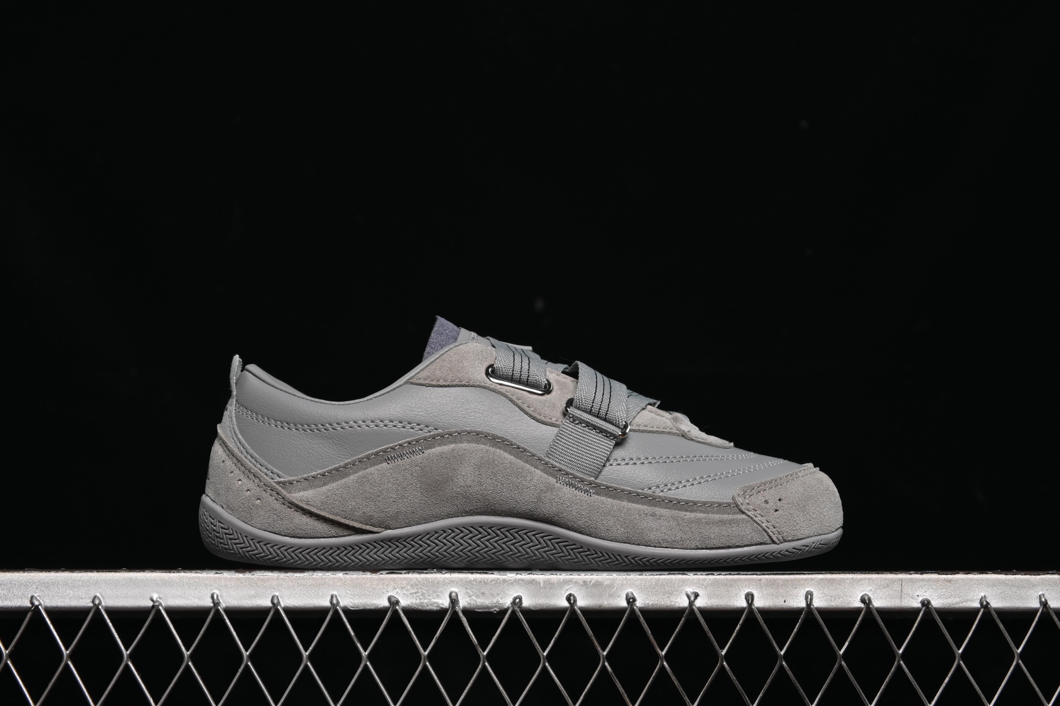 💰220纯原
Adidas Urban Reverie JQ9391 阿迪舒适时尚魔术贴防滑耐磨生活休闲鞋
尺码：36 36.5 37 38 38.5 39 40 40.5 41 42 42.5 43 44 44.5 45 7+C3