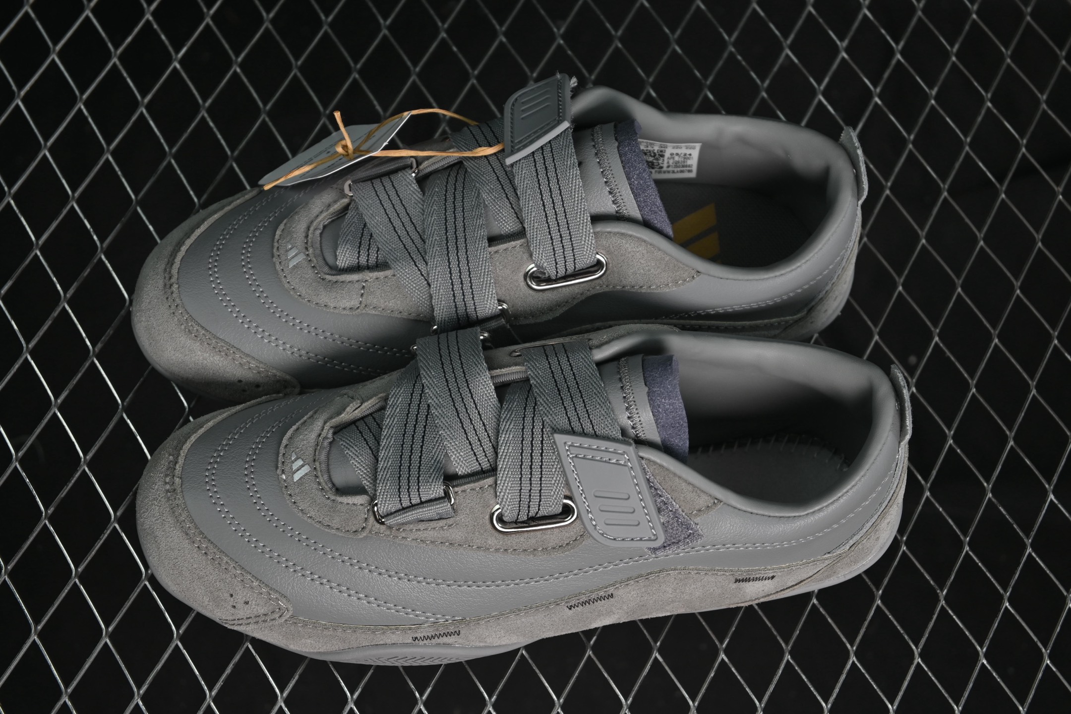 💰220纯原
Adidas Urban Reverie JQ9391 阿迪舒适时尚魔术贴防滑耐磨生活休闲鞋
尺码：36 36.5 37 38 38.5 39 40 40.5 41 42 42.5 43 44 44.5 45 7+C3