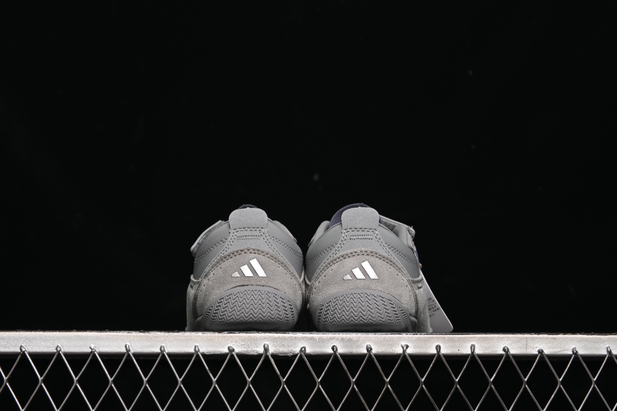 💰220纯原
Adidas Urban Reverie JQ9391 阿迪舒适时尚魔术贴防滑耐磨生活休闲鞋
尺码：36 36.5 37 38 38.5 39 40 40.5 41 42 42.5 43 44 44.5 45 7+C3