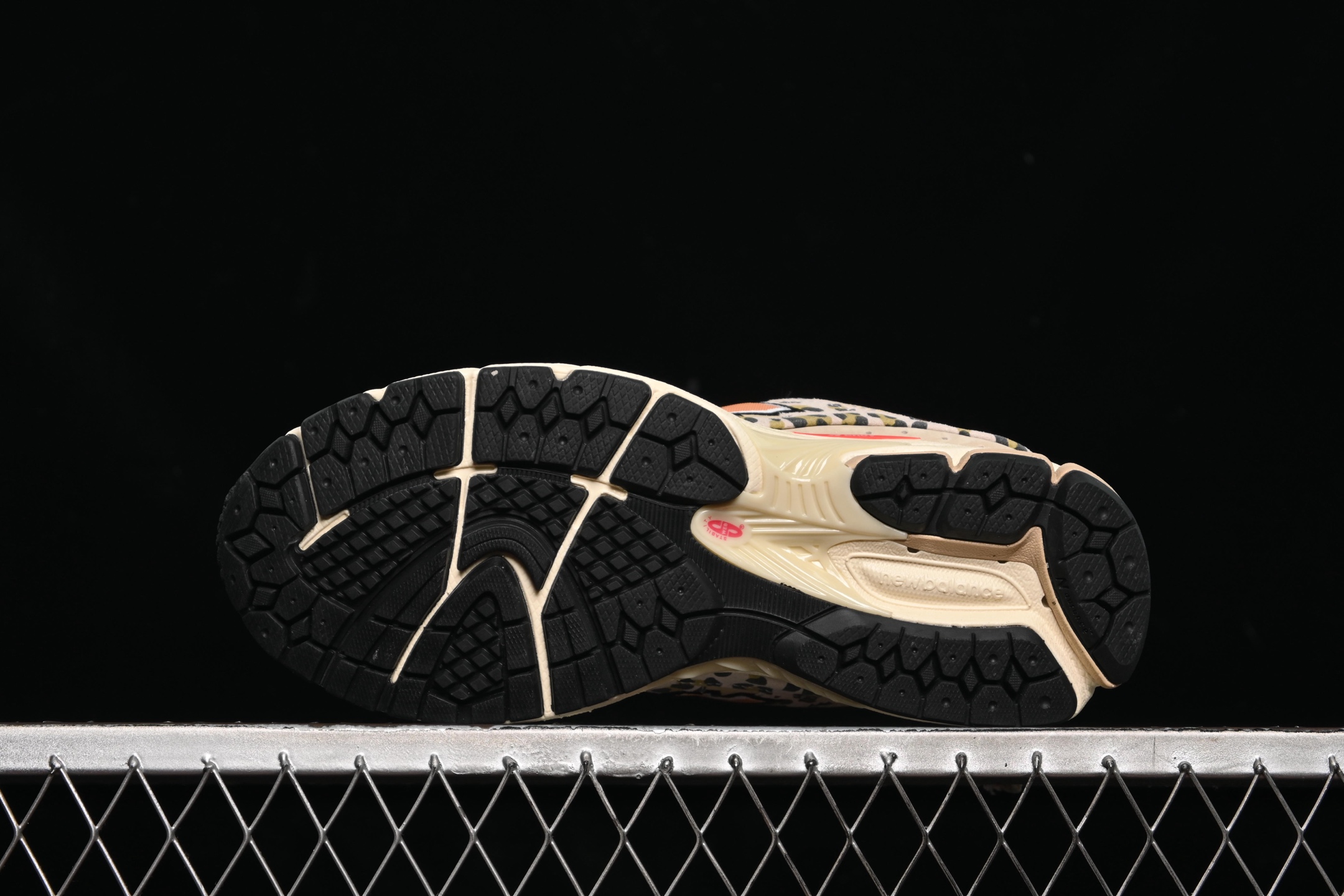 💰220纯原
New Balance 2002系列 复古休闲跑步鞋 U2002RCP
#鞋款延续了经典科技,升级版N-ERGY缓震物料机能与材质上脚太舒适了,鞋面的柔软麂皮搭配尼龙网布,特别透气而且还复古感,不管是搭配牛仔裤还工装裤都是百搭!
尺码:36 37 37.5 38 38.5 39 40 40.5 41 42 42.5 43 44 44.5 45 N.C3