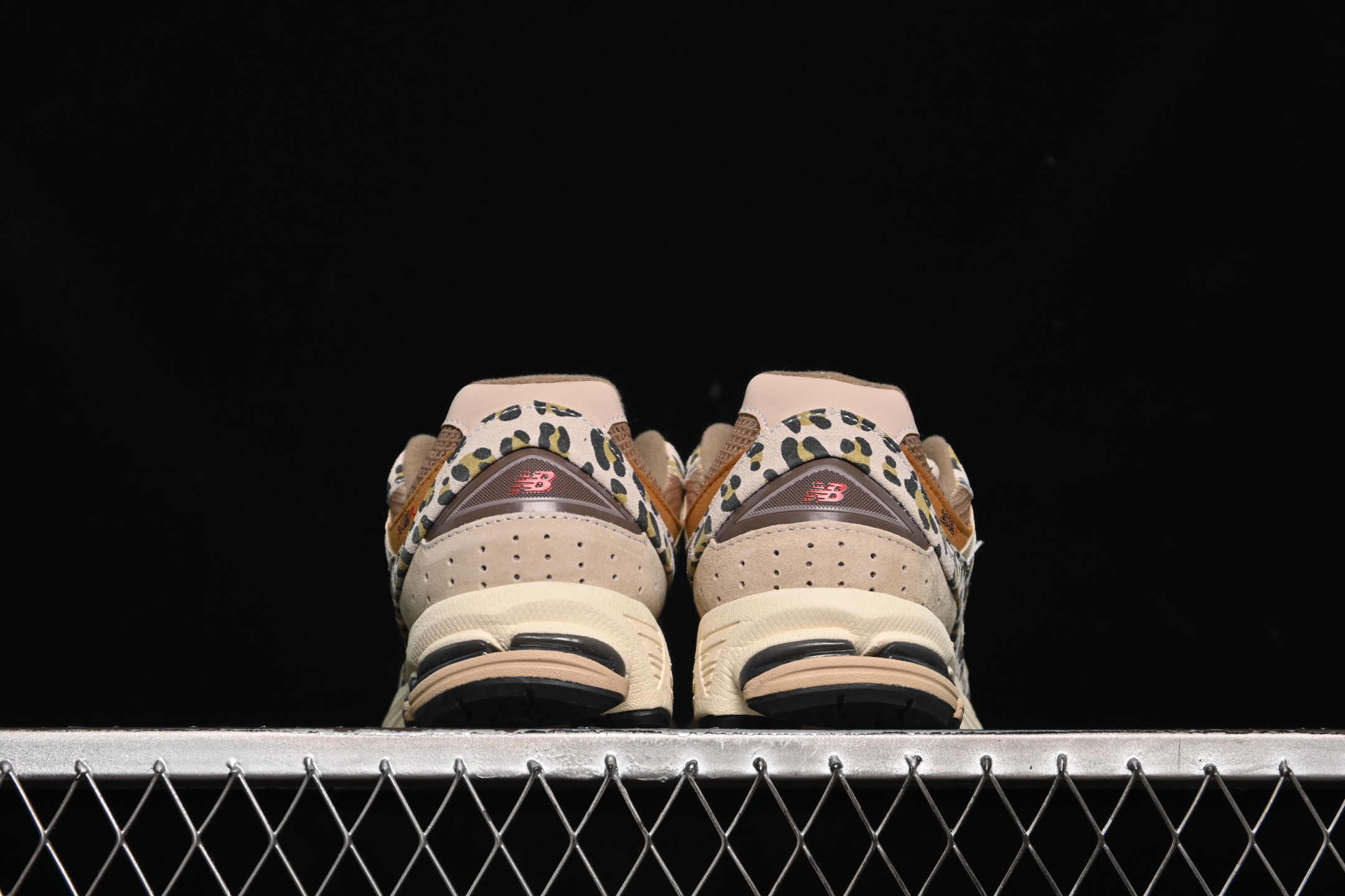 💰220纯原
New Balance 2002系列 复古休闲跑步鞋 U2002RCP
#鞋款延续了经典科技,升级版N-ERGY缓震物料机能与材质上脚太舒适了,鞋面的柔软麂皮搭配尼龙网布,特别透气而且还复古感,不管是搭配牛仔裤还工装裤都是百搭!
尺码:36 37 37.5 38 38.5 39 40 40.5 41 42 42.5 43 44 44.5 45 N.C3