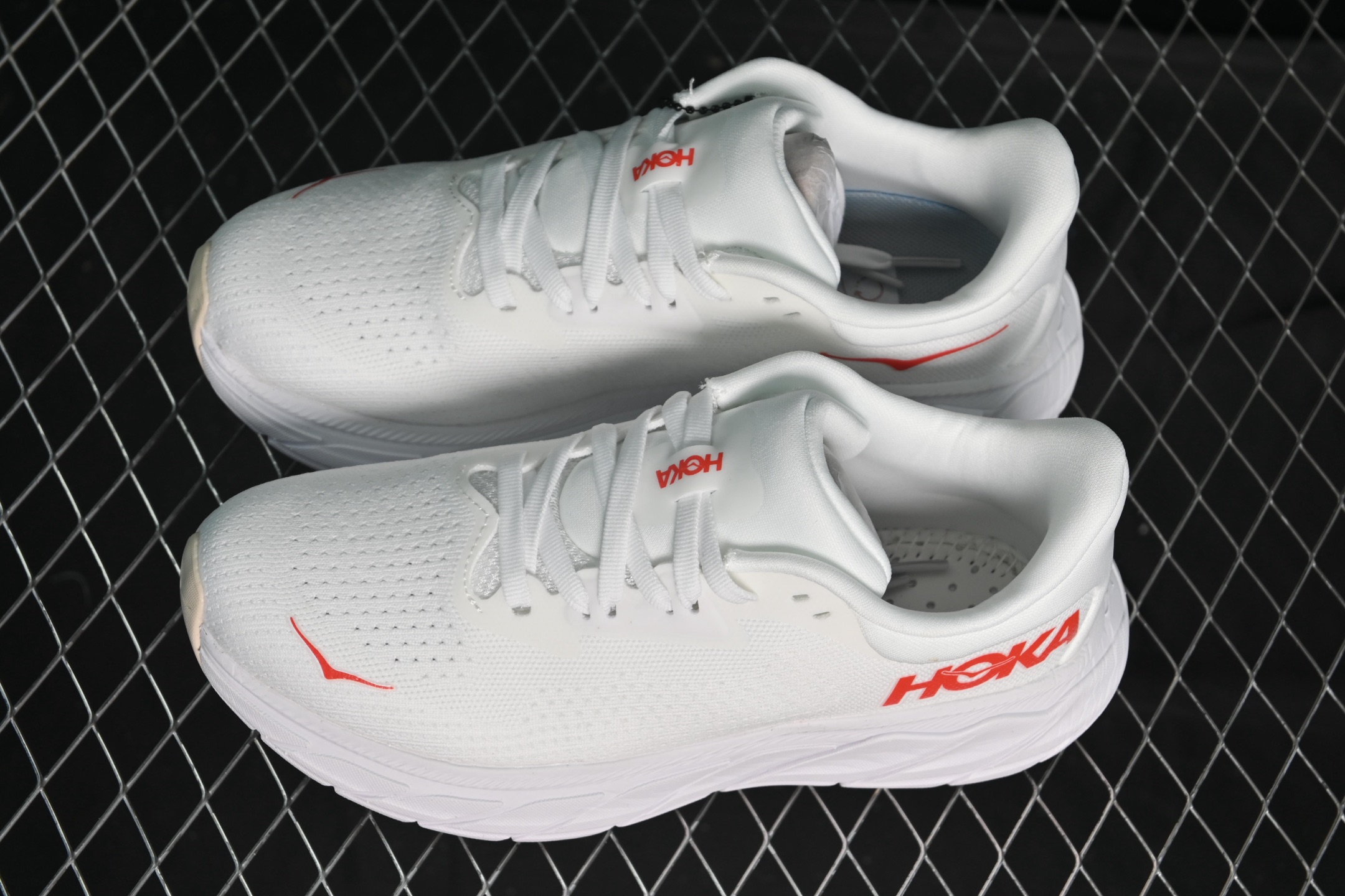 💰220纯原
Hoka Arahi 7 阿拉希7舒适稳定跑步鞋 1147851 BSG
#鞋款采用J-Frame 中底,加强支撑足底内侧,搭配区域透气平织网布鞋面,达到稳定支撑与轻巧舒适的完美平衡
尺码:36 36.5 37 38 38.5 39 40 N.D4