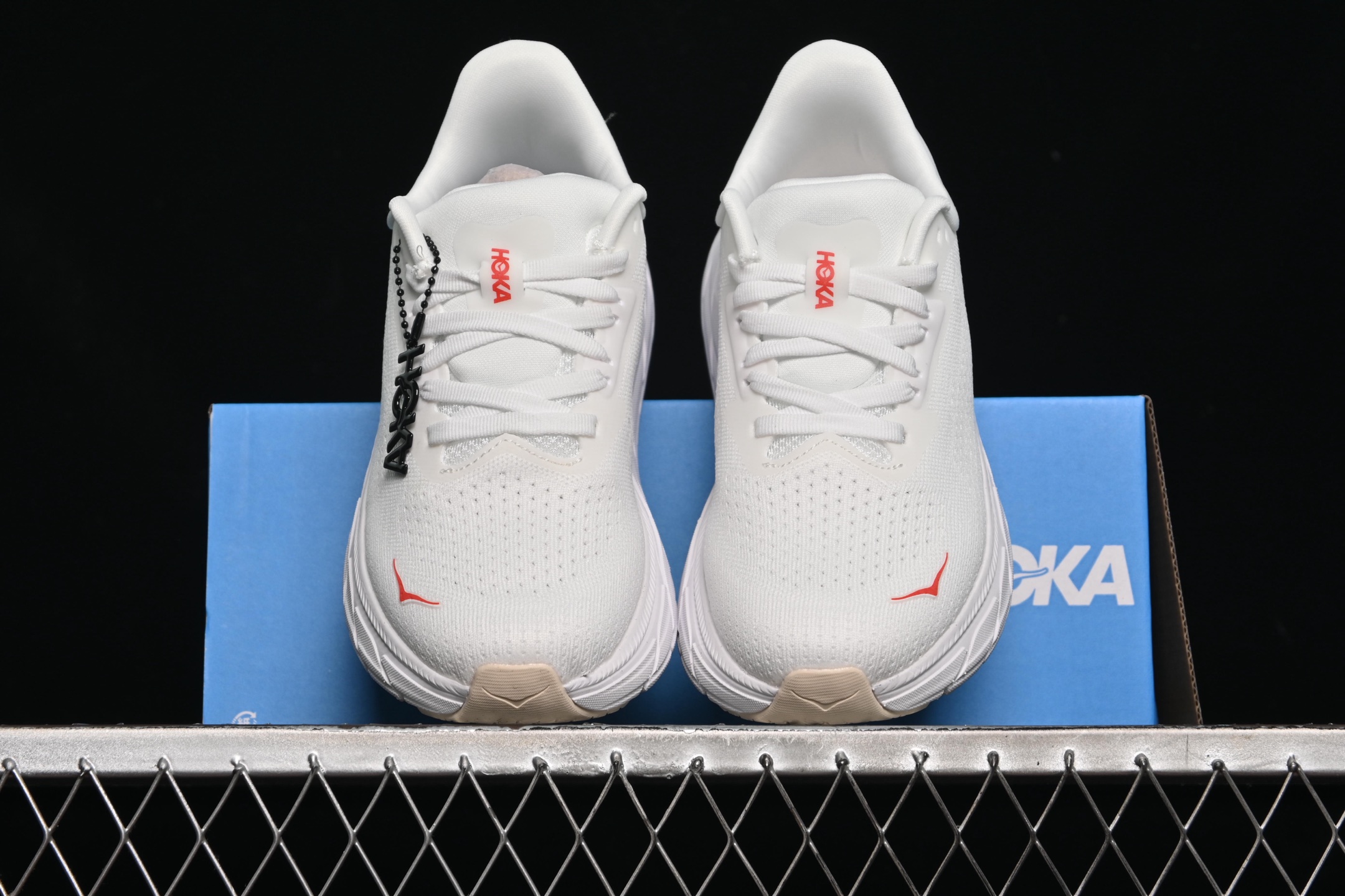 💰220纯原
Hoka Arahi 7 阿拉希7舒适稳定跑步鞋 1147851 BSG
#鞋款采用J-Frame 中底,加强支撑足底内侧,搭配区域透气平织网布鞋面,达到稳定支撑与轻巧舒适的完美平衡
尺码:36 36.5 37 38 38.5 39 40 N.D4