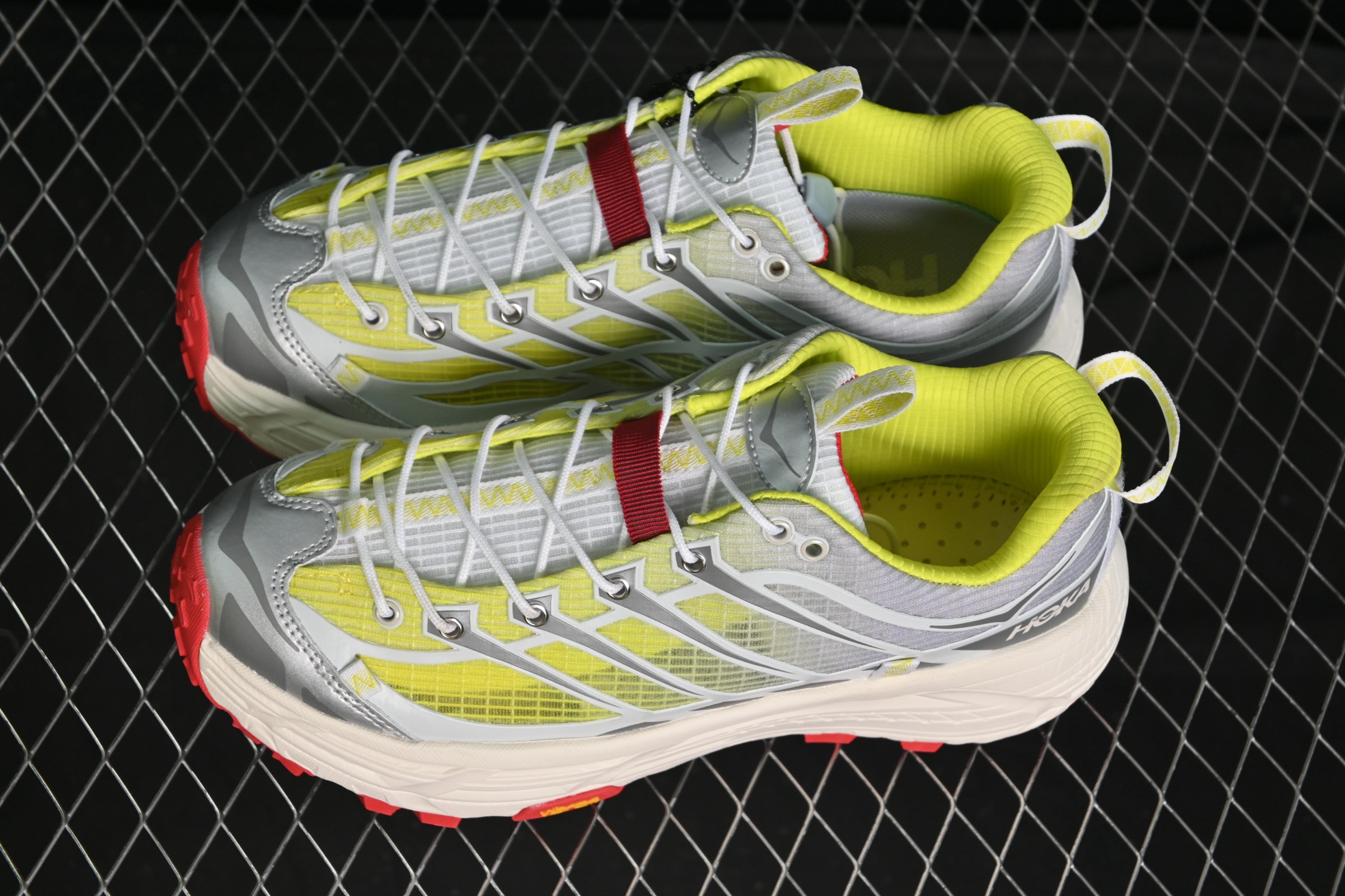 💰220纯原
Hoka Mafate Three 2 马法特二代超轻厚底轻量山地跑步鞋 1153931 WNN
#轻量化材料Fresh Foam。超轻量中底全部用料过3C认证! 滚动平衡科技减少33%能量消耗 !第二代Mafate更是延续精髓设计,并调整了整体的鞋型,修身的鞋型,更加灵巧的感觉一下子来了。外底韧弹感十足的EVA泡绵,结合Vibram橡胶大底,性能稳定输出,无论是平时穿着还是在潮湿的梅雨季节跑步,都是非常优秀的搭配。
尺码:36 36.5 37 38 38.5 39 40 40.5 41 42 42.5 43 44 45 N.D4