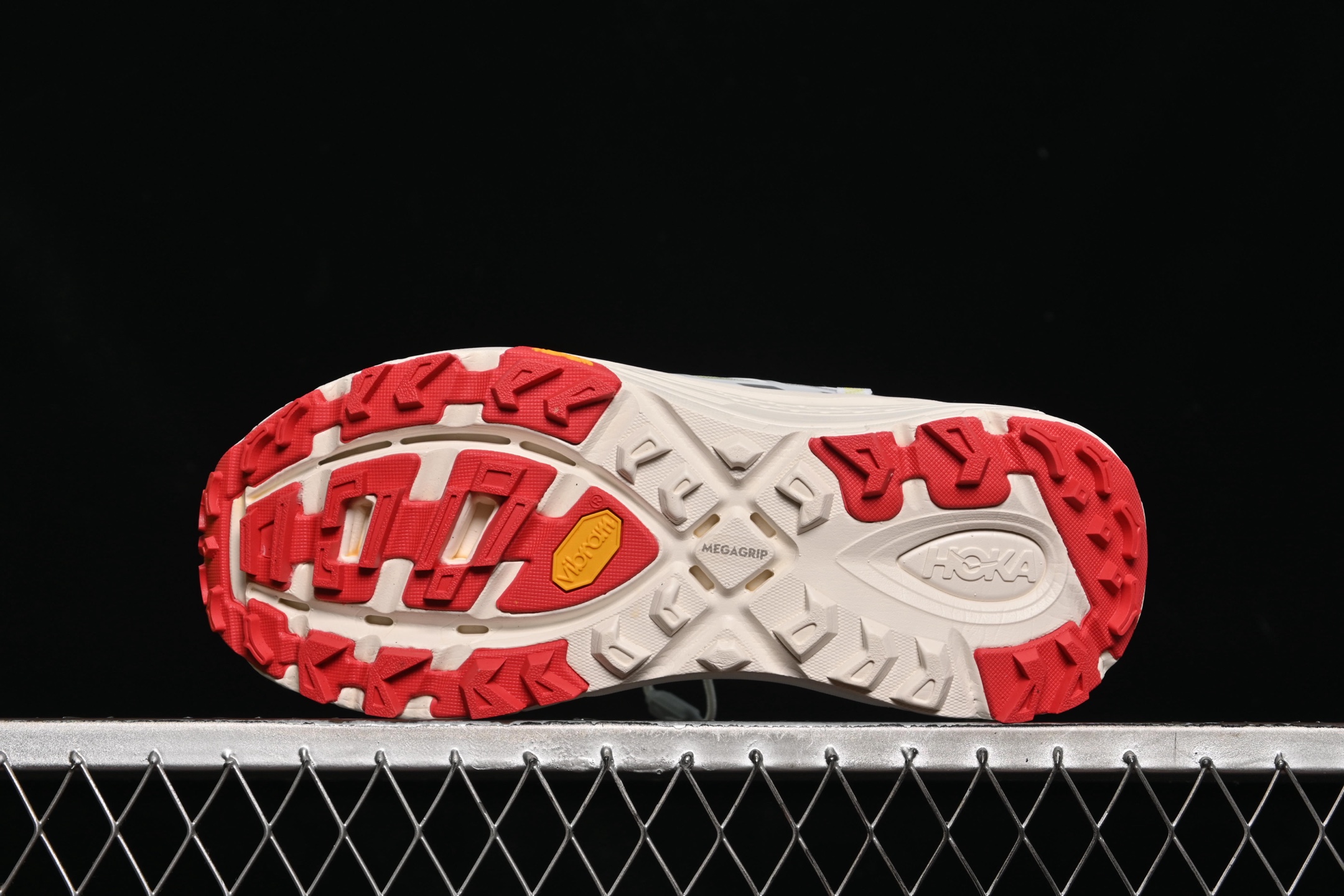 💰220纯原
Hoka Mafate Three 2 马法特二代超轻厚底轻量山地跑步鞋 1153931 WNN
#轻量化材料Fresh Foam。超轻量中底全部用料过3C认证! 滚动平衡科技减少33%能量消耗 !第二代Mafate更是延续精髓设计,并调整了整体的鞋型,修身的鞋型,更加灵巧的感觉一下子来了。外底韧弹感十足的EVA泡绵,结合Vibram橡胶大底,性能稳定输出,无论是平时穿着还是在潮湿的梅雨季节跑步,都是非常优秀的搭配。
尺码:36 36.5 37 38 38.5 39 40 40.5 41 42 42.5 43 44 45 N.D4