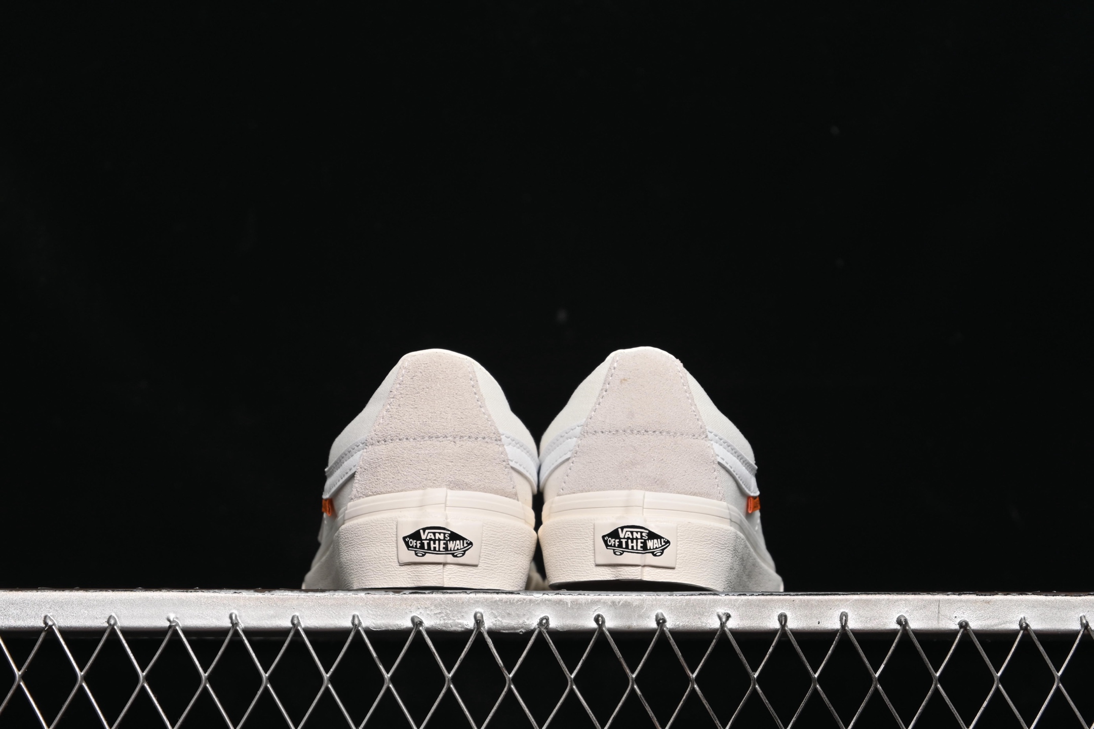 💰150纯原
 Vans Sk8-Low 万斯白色防滑休闲滑板鞋 VN0A4UUK2V4
#工艺：硫化1:1（重量1:1、真标、原钢印、材质标、鞋型标、合格证）
尺码：35 36 36.5 37 38 38.5 39 40 40.5 41 42 42.5 43 44 M.C3