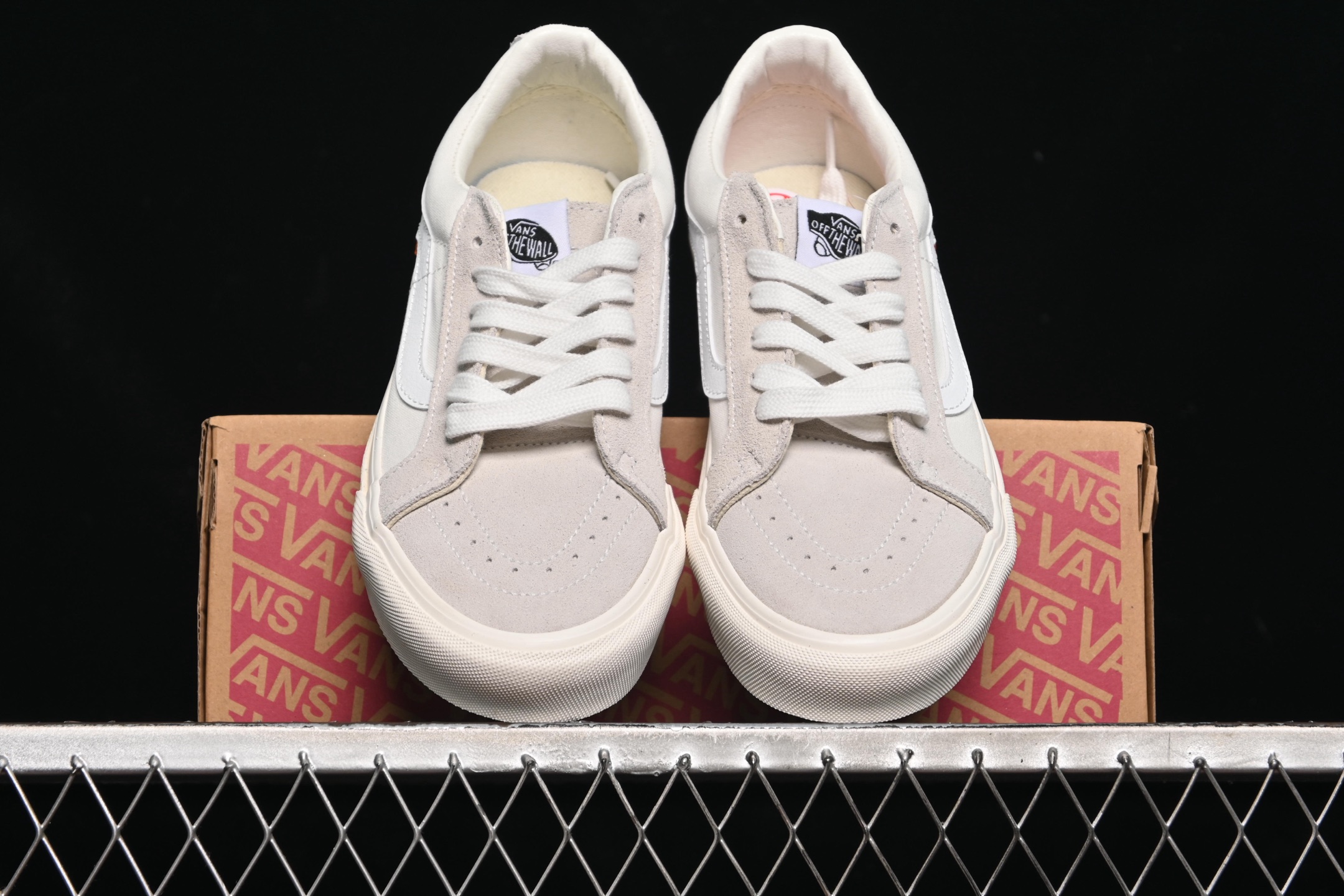 💰150纯原
 Vans Sk8-Low 万斯白色防滑休闲滑板鞋 VN0A4UUK2V4
#工艺：硫化1:1（重量1:1、真标、原钢印、材质标、鞋型标、合格证）
尺码：35 36 36.5 37 38 38.5 39 40 40.5 41 42 42.5 43 44 M.C3