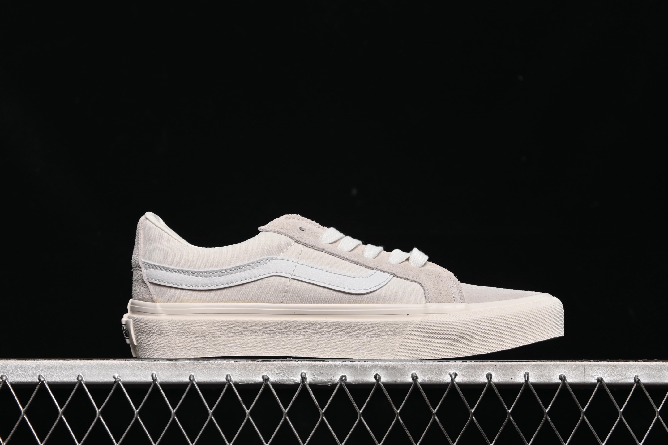 💰150纯原
 Vans Sk8-Low 万斯白色防滑休闲滑板鞋 VN0A4UUK2V4
#工艺：硫化1:1（重量1:1、真标、原钢印、材质标、鞋型标、合格证）
尺码：35 36 36.5 37 38 38.5 39 40 40.5 41 42 42.5 43 44 M.C3
