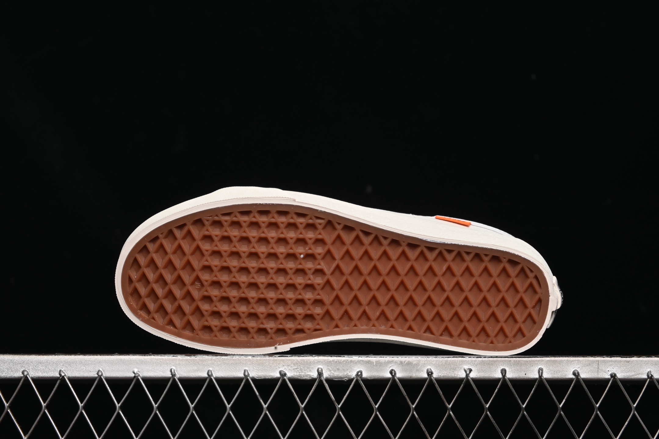 💰150纯原
 Vans Sk8-Low 万斯白色防滑休闲滑板鞋 VN0A4UUK2V4
#工艺：硫化1:1（重量1:1、真标、原钢印、材质标、鞋型标、合格证）
尺码：35 36 36.5 37 38 38.5 39 40 40.5 41 42 42.5 43 44 M.C3