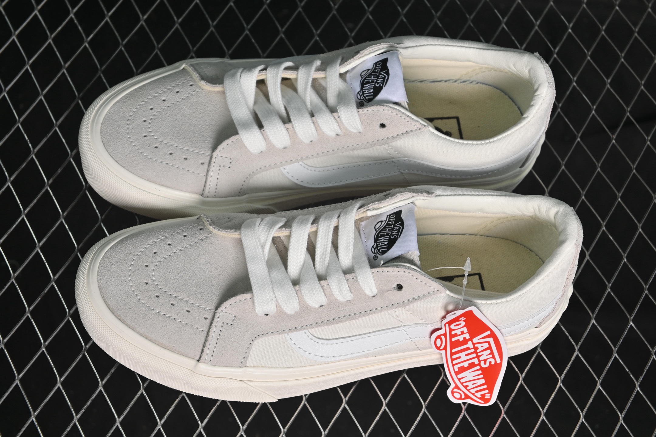 💰150纯原
 Vans Sk8-Low 万斯白色防滑休闲滑板鞋 VN0A4UUK2V4
#工艺：硫化1:1（重量1:1、真标、原钢印、材质标、鞋型标、合格证）
尺码：35 36 36.5 37 38 38.5 39 40 40.5 41 42 42.5 43 44 M.C3