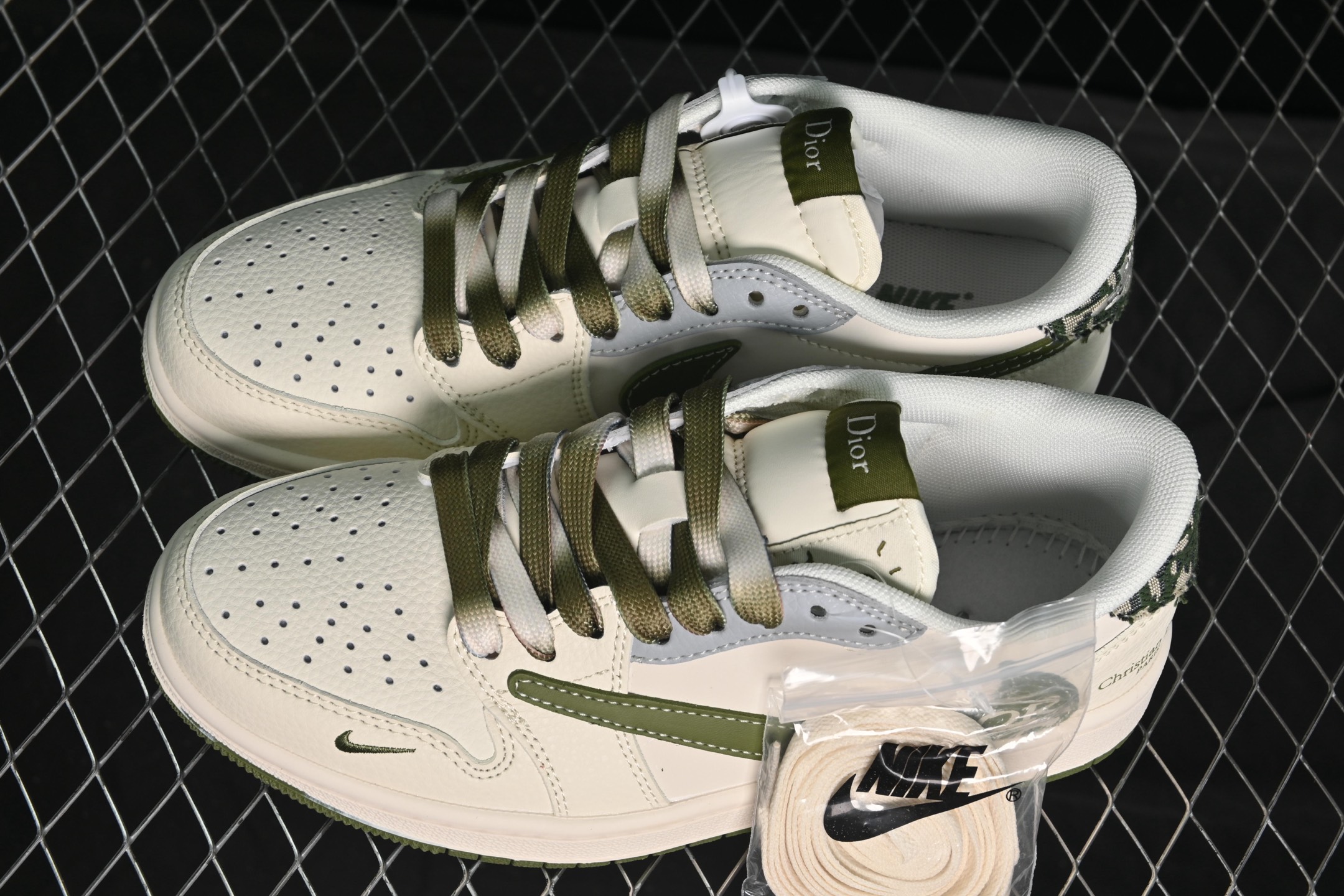 💰280公司级💰380纯原
 Travis Scott x Fragment Design x Air Jordan 1 Low OG SP AJ1 乔1 迪奥联名 米灰绿 低帮文化休闲板鞋 QW5088-203
#多方联名合作融合了Travis Scott 独特的音乐风格，藤原浩个性的设计风格以及Jordan品牌的经典元素 使其成为一双具有独特身份和价值的鞋子 清新而立体的外观加上联名标识更突出了其独特身份 这种配色方案显示出活力和时尚感 在视觉上引人注目 鞋身的质感和细腻的细节处理使其显得高端而格调十足 这款“倒钩”联名是设计与创意完美结合 融合多方的个性风格是一款备受瞩目的潮流鞋款
尺码：36 36.5 37.5 38 38.5 39 40 40.5 41 42 42.5 43 44 44.5 45 9.E5