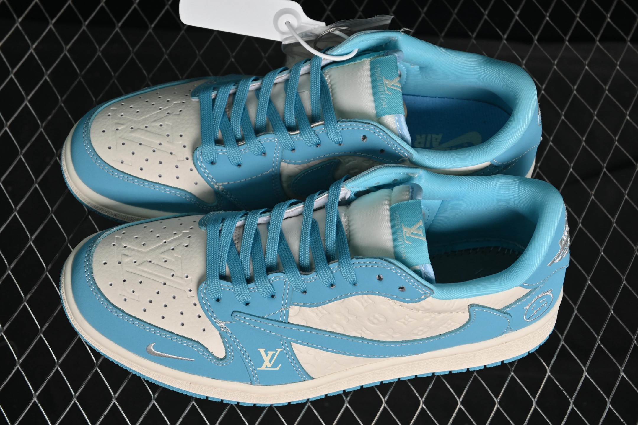 💰280公司级💰380纯原
Travis Scott x Fragment Design x Air Jordan 1 Low OG SP AJ1 乔1 LV联名 浅天蓝 低帮文化休闲板鞋 LD2025-034
#多方联名合作融合了Travis Scott 独特的音乐风格,藤原浩个性的设计风格以及Jordan品牌的经典元素 使其成为一双具有独特身份和价值的鞋子 清新而立体的外观加上联名标识更突出了其独特身份 这种配色方案显示出活力和时尚感 在视觉上引人注目 鞋身的质感和细腻的细节处理使其显得高端而格调十足 这款“倒钩”联名是设计与创意完美结合 融合多方的个性风格是一款备受瞩目的潮流鞋款
尺码:36 36.5 37.5 38 38.5 39 40 40.5 41 42 42.5 43 44 44.5 45 9.E5