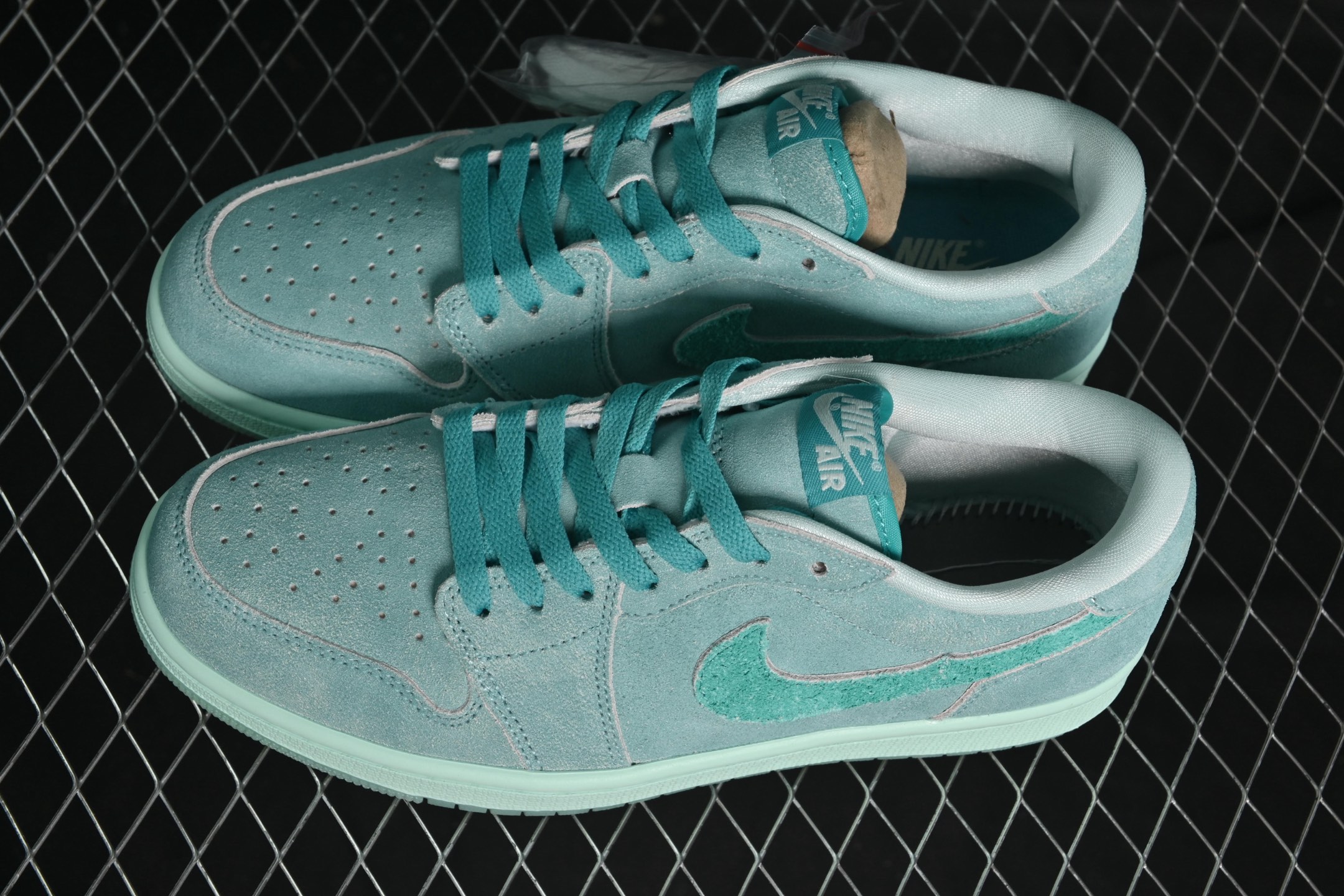 💰160真标💰200公司级💰240纯原
Air Jordan 1 Low "Washed Teal" AJ1 乔1水洗青釉 低帮文化休闲板鞋 HQ8111-300
#配色在经典鞋型上进行精致演绎,融入现代元素,采用清凉容柔和的水洗青釉配色,再加上高热度的低帮廓形,想必在夏日会有很大的吸引力。
尺码:36 36.5 37.5 38 38.5 39 40 40.5 41 42 42.5 43 44 44.5 45 46 ZZC3