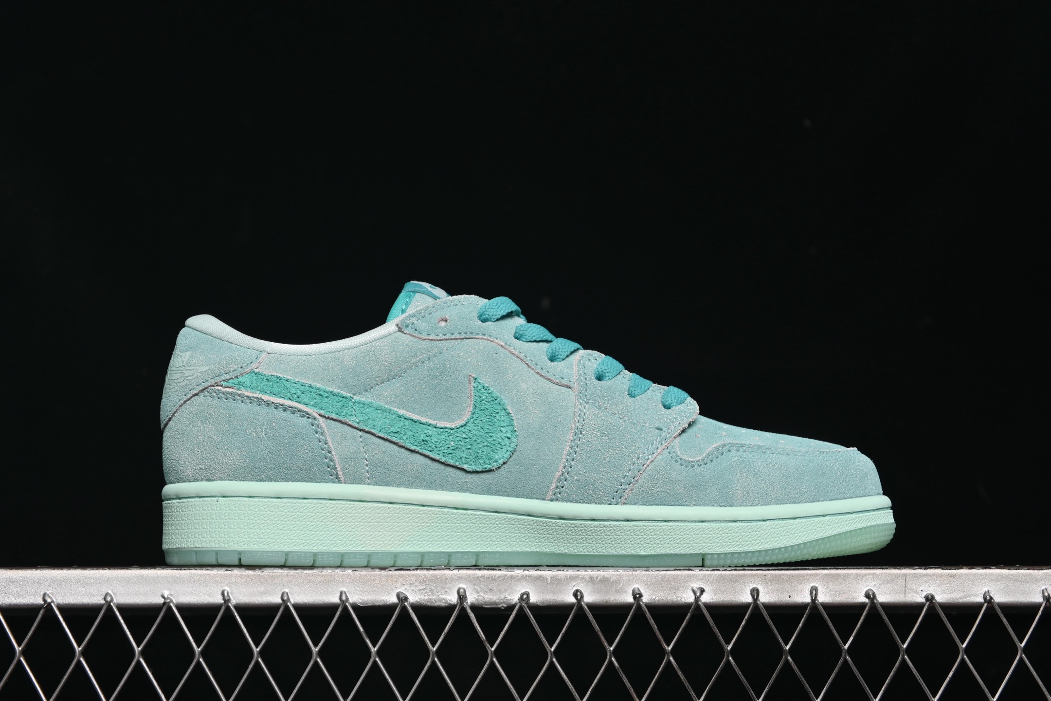 💰160真标💰200公司级💰240纯原
Air Jordan 1 Low "Washed Teal" AJ1 乔1水洗青釉 低帮文化休闲板鞋 HQ8111-300
#配色在经典鞋型上进行精致演绎,融入现代元素,采用清凉容柔和的水洗青釉配色,再加上高热度的低帮廓形,想必在夏日会有很大的吸引力。
尺码:36 36.5 37.5 38 38.5 39 40 40.5 41 42 42.5 43 44 44.5 45 46 ZZC3