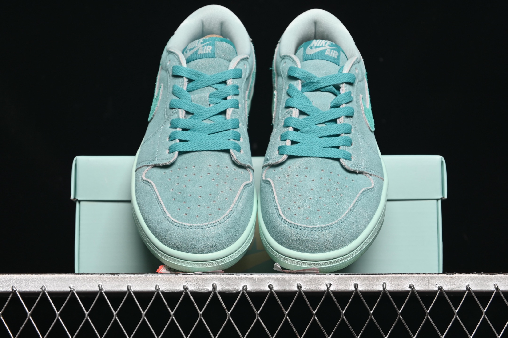 💰160真标💰200公司级💰240纯原
Air Jordan 1 Low "Washed Teal" AJ1 乔1水洗青釉 低帮文化休闲板鞋 HQ8111-300
#配色在经典鞋型上进行精致演绎,融入现代元素,采用清凉容柔和的水洗青釉配色,再加上高热度的低帮廓形,想必在夏日会有很大的吸引力。
尺码:36 36.5 37.5 38 38.5 39 40 40.5 41 42 42.5 43 44 44.5 45 46 ZZC3