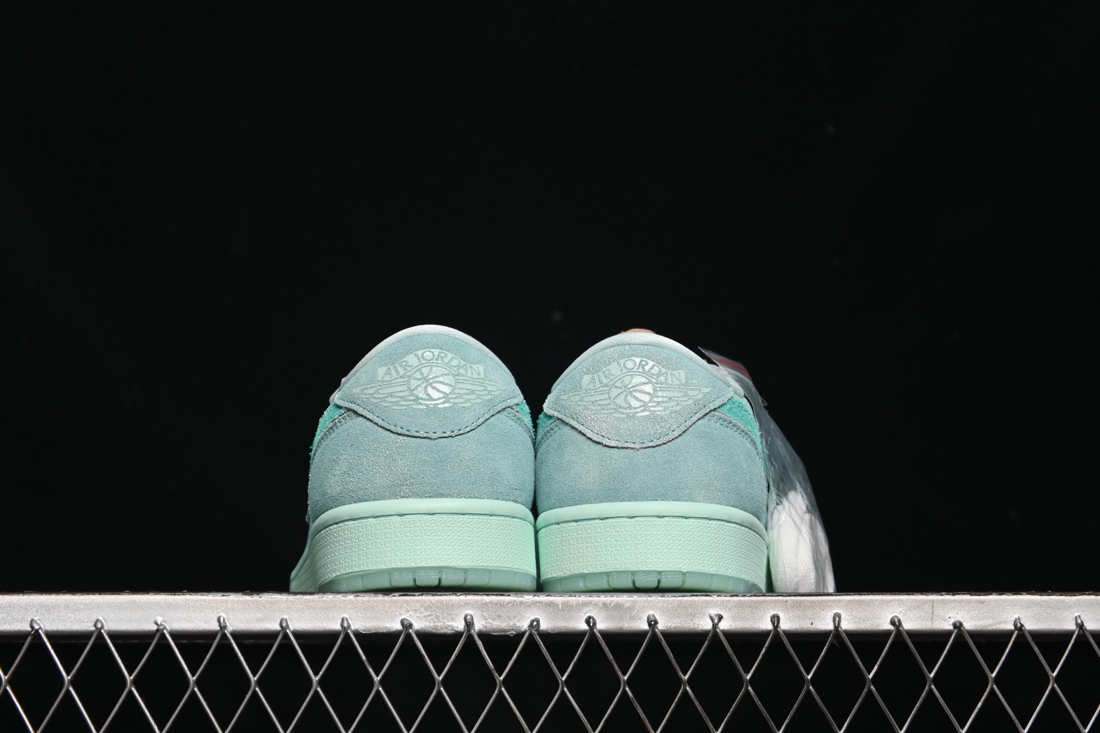 💰160真标💰200公司级💰240纯原
Air Jordan 1 Low "Washed Teal" AJ1 乔1水洗青釉 低帮文化休闲板鞋 HQ8111-300
#配色在经典鞋型上进行精致演绎,融入现代元素,采用清凉容柔和的水洗青釉配色,再加上高热度的低帮廓形,想必在夏日会有很大的吸引力。
尺码:36 36.5 37.5 38 38.5 39 40 40.5 41 42 42.5 43 44 44.5 45 46 ZZC3