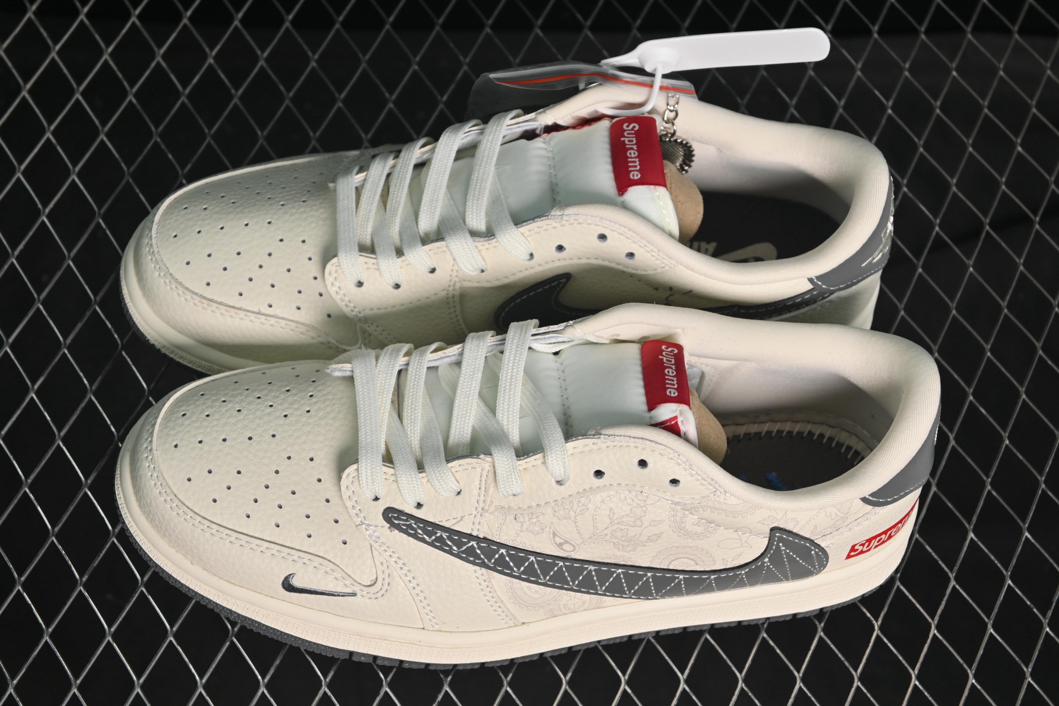 💰280公司级💰380纯原
Travis Scott x Fragment Design x Air Jordan 1 Low OG SP AJ1 乔1 Supreme联名 米白暗花 低帮文化休闲板鞋 XS2025-050
#多方联名合作融合了Travis Scott 独特的音乐风格,藤原浩个性的设计风格以及Jordan品牌的经典元素 使其成为一双具有独特身份和价值的鞋子 清新而立体的外观加上联名标识更突出了其独特身份 这种配色方案显示出活力和时尚感 在视觉上引人注目 鞋身的质感和细腻的细节处理使其显得高端而格调十足 这款“倒钩”联名是设计与创意完美结合 融合多方的个性风格是一款备受瞩目的潮流鞋款
尺码:36 36.5 37.5 38 38.5 39 40 40.5 41 42 42.5 43 44 44.5 45 9.E5
