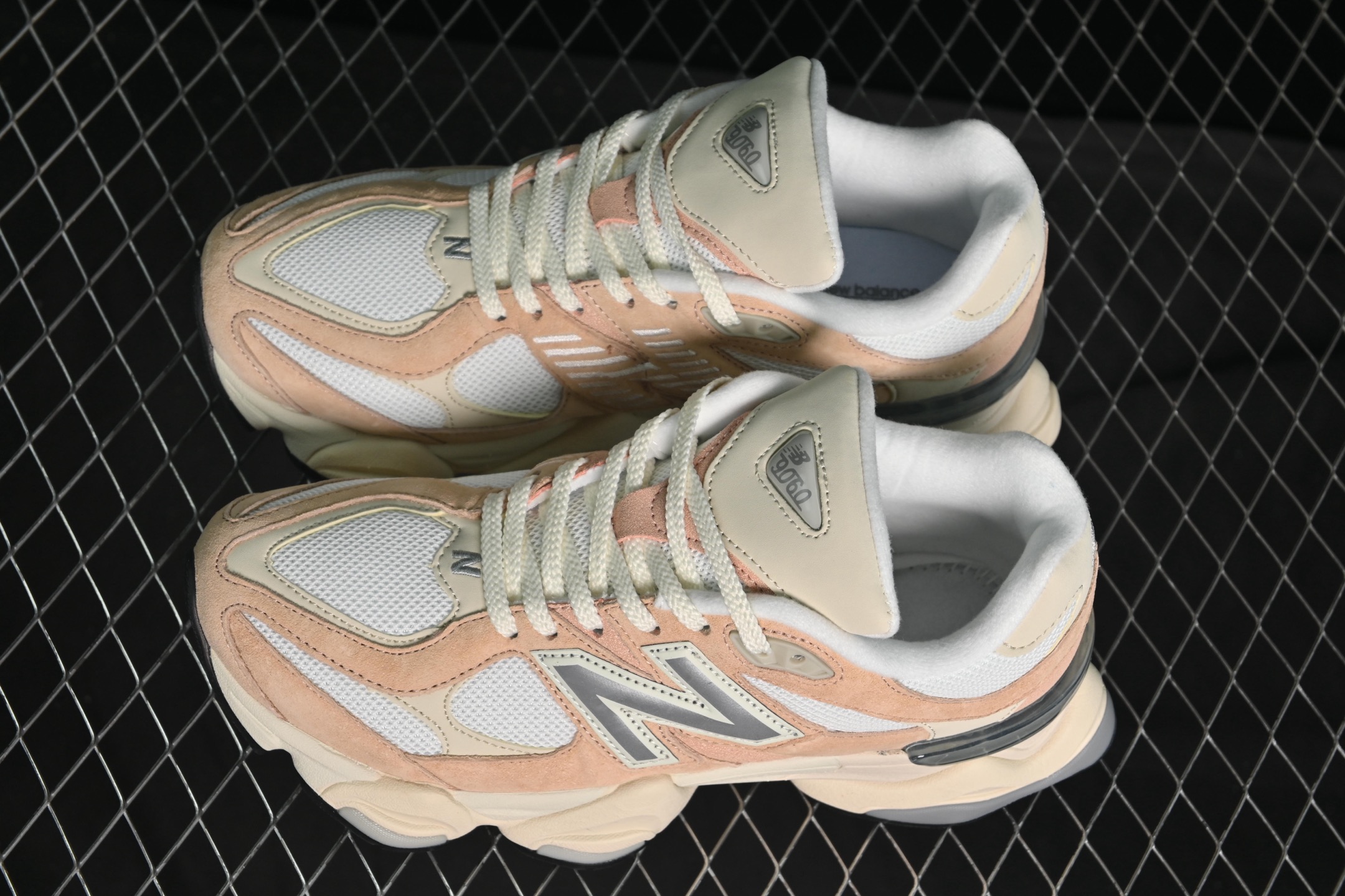 💰190纯原
New Balance NB9060 复古休闲运动慢跑鞋 U9060WNA
#最强性价版 采用大面积网眼以及麂皮材质覆盖鞋身,还原经典气质。搭载ABZORB避震科技,由泡沫聚酯制成,上脚可以有效减少由鞋底反弹对身体及双腿的冲击力
尺码:36 37 37.5 38 38.5 39 40 40.5 41 42 42.5 43 44 44.5 45 46.5 F.C3