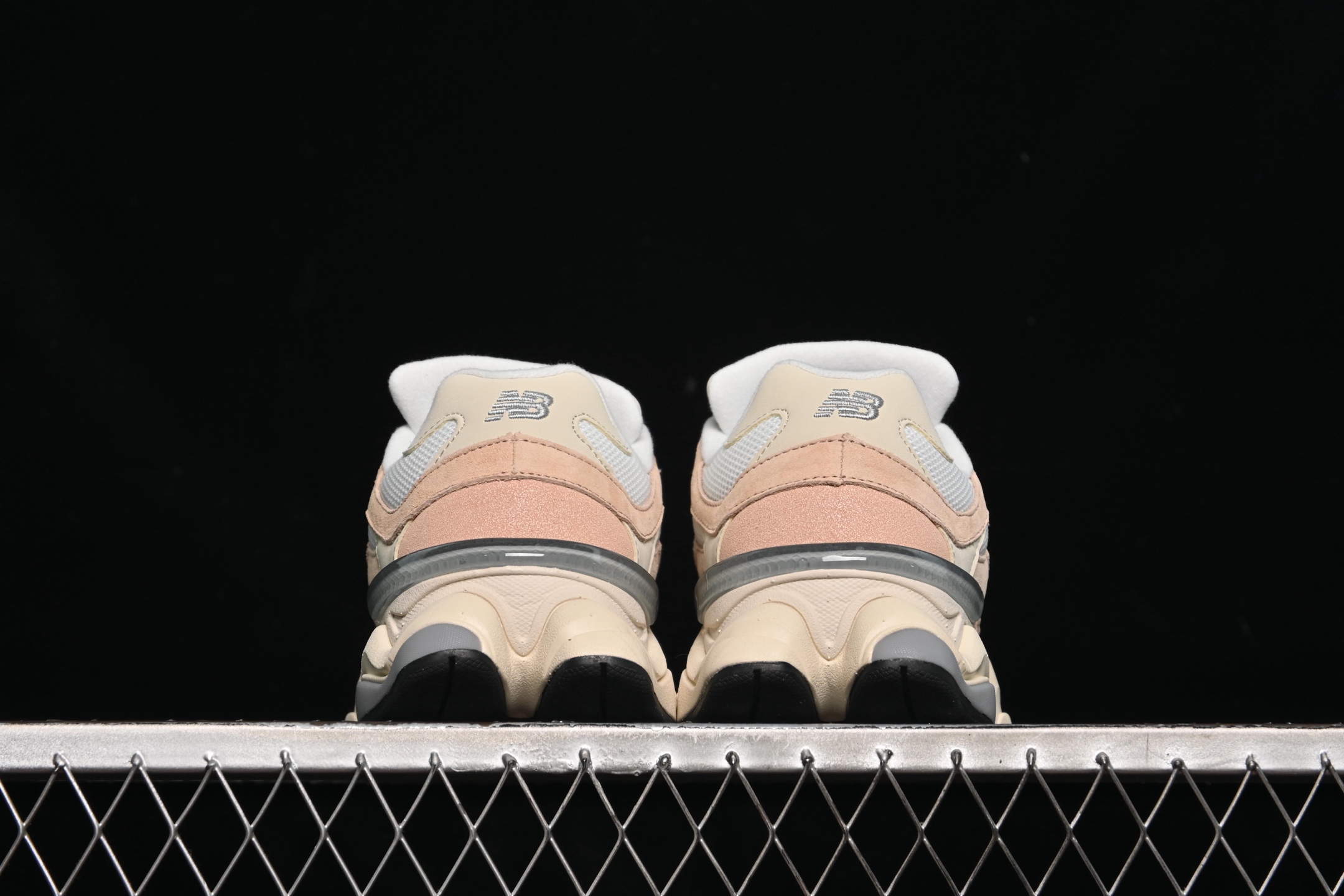 💰190纯原
New Balance NB9060 复古休闲运动慢跑鞋 U9060WNA
#最强性价版 采用大面积网眼以及麂皮材质覆盖鞋身,还原经典气质。搭载ABZORB避震科技,由泡沫聚酯制成,上脚可以有效减少由鞋底反弹对身体及双腿的冲击力
尺码:36 37 37.5 38 38.5 39 40 40.5 41 42 42.5 43 44 44.5 45 46.5 F.C3