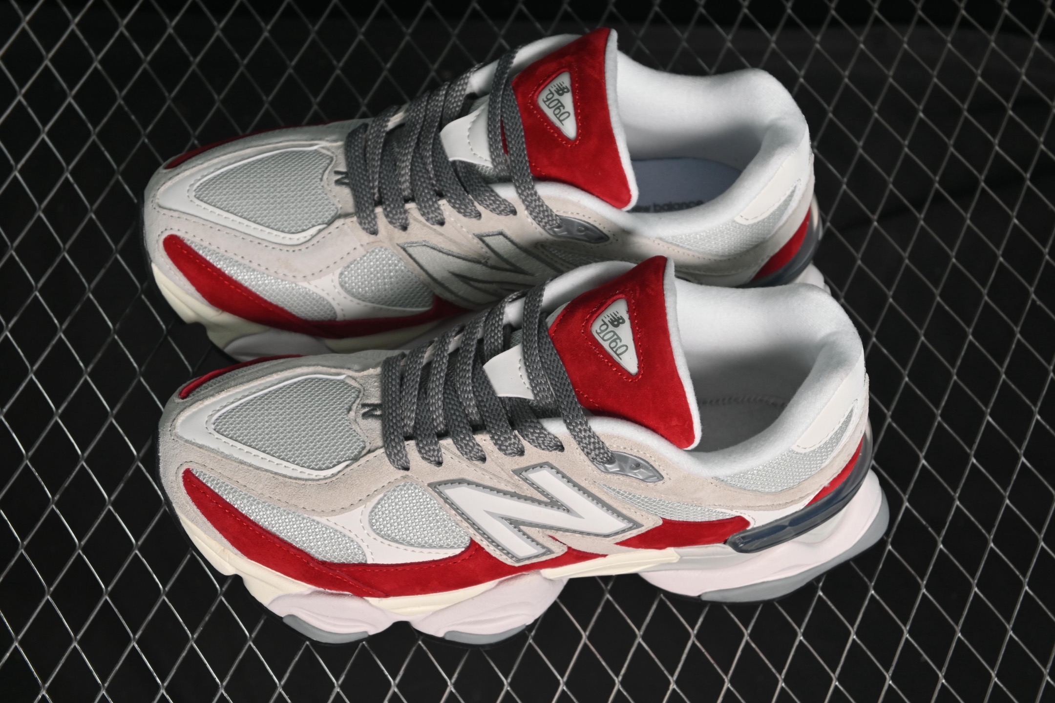 💰190纯原
New Balance NB9060 复古休闲运动慢跑鞋 U9060JBE
#最强性价版 采用大面积网眼以及麂皮材质覆盖鞋身,还原经典气质。搭载ABZORB避震科技,由泡沫聚酯制成,上脚可以有效减少由鞋底反弹对身体及双腿的冲击力
尺码:36 37 37.5 38 38.5 39 40 40.5 41 42 42.5 43 44 44.5 45 46.5 F.C3